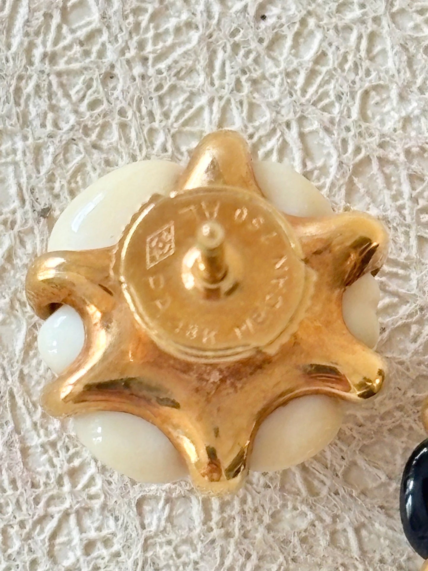 CHANEL Boucles d'oreilles or Camélia