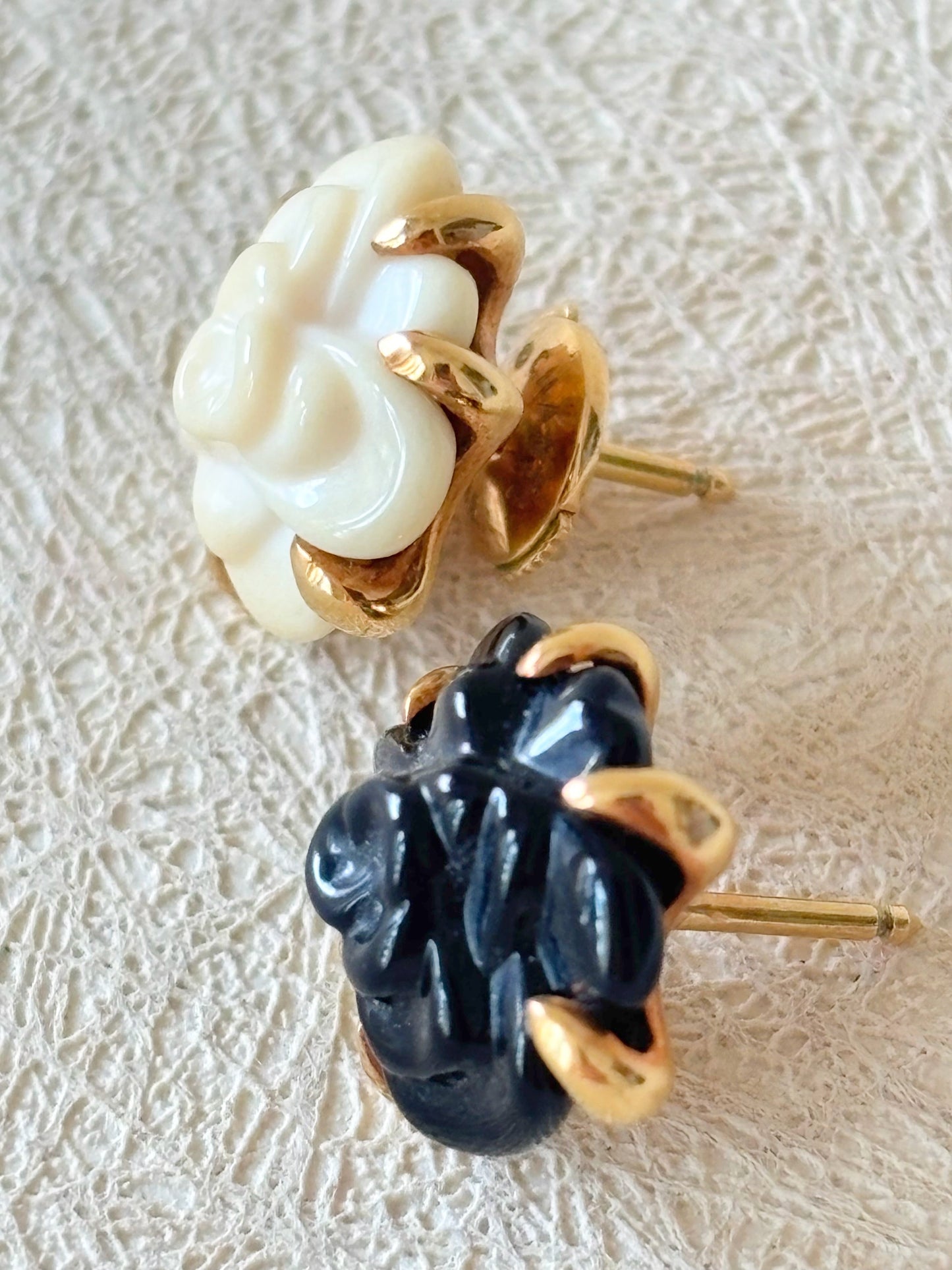 CHANEL Boucles d'oreilles or Camélia