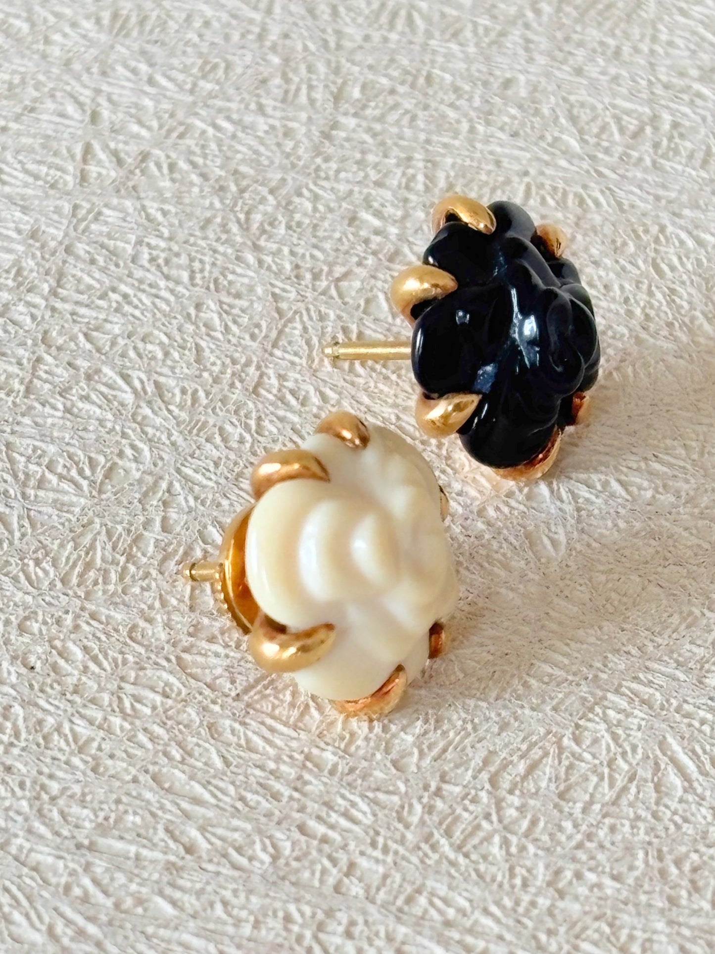 CHANEL Boucles d'oreilles or Camélia