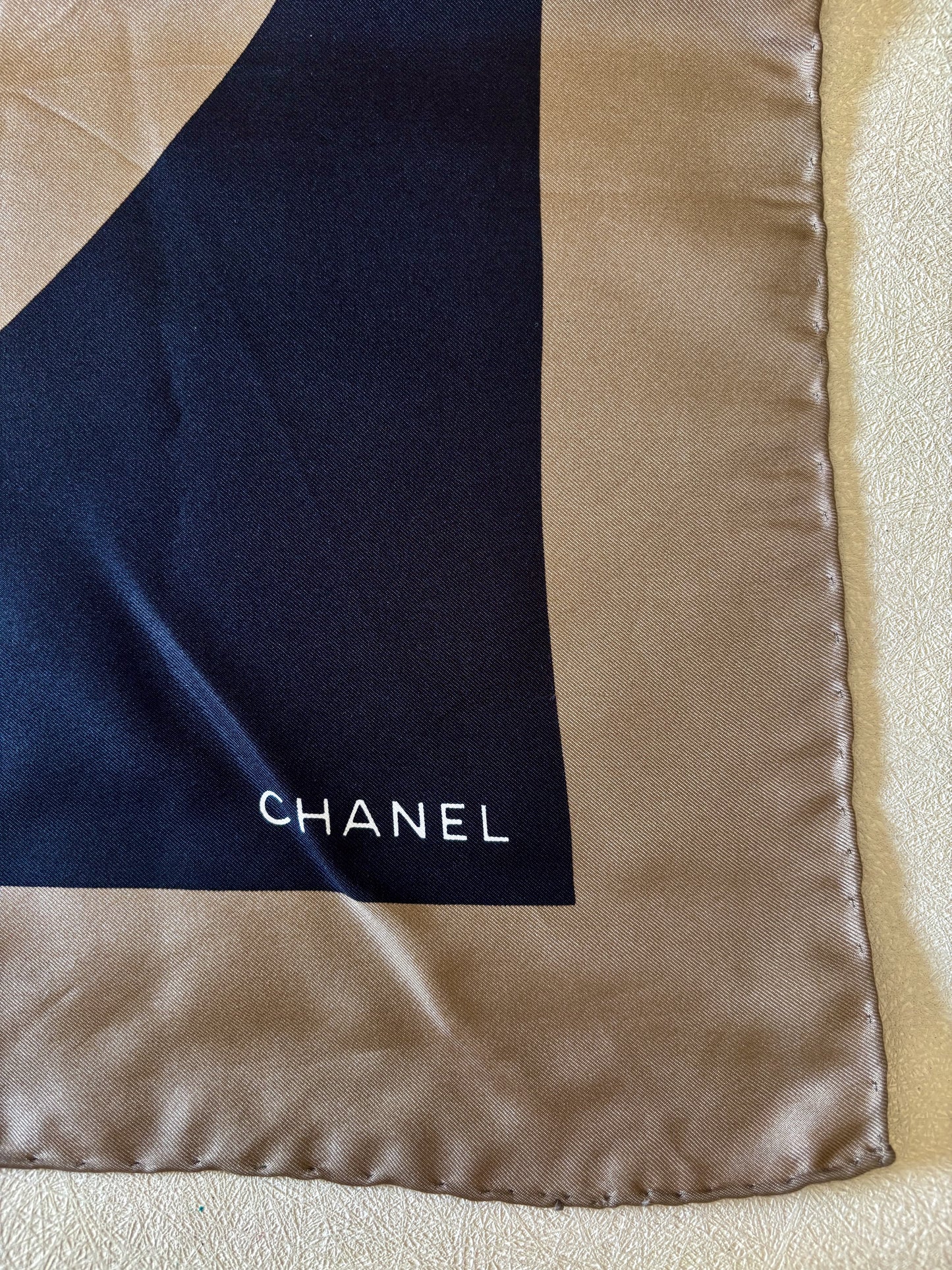 CHANEL Carré en soie