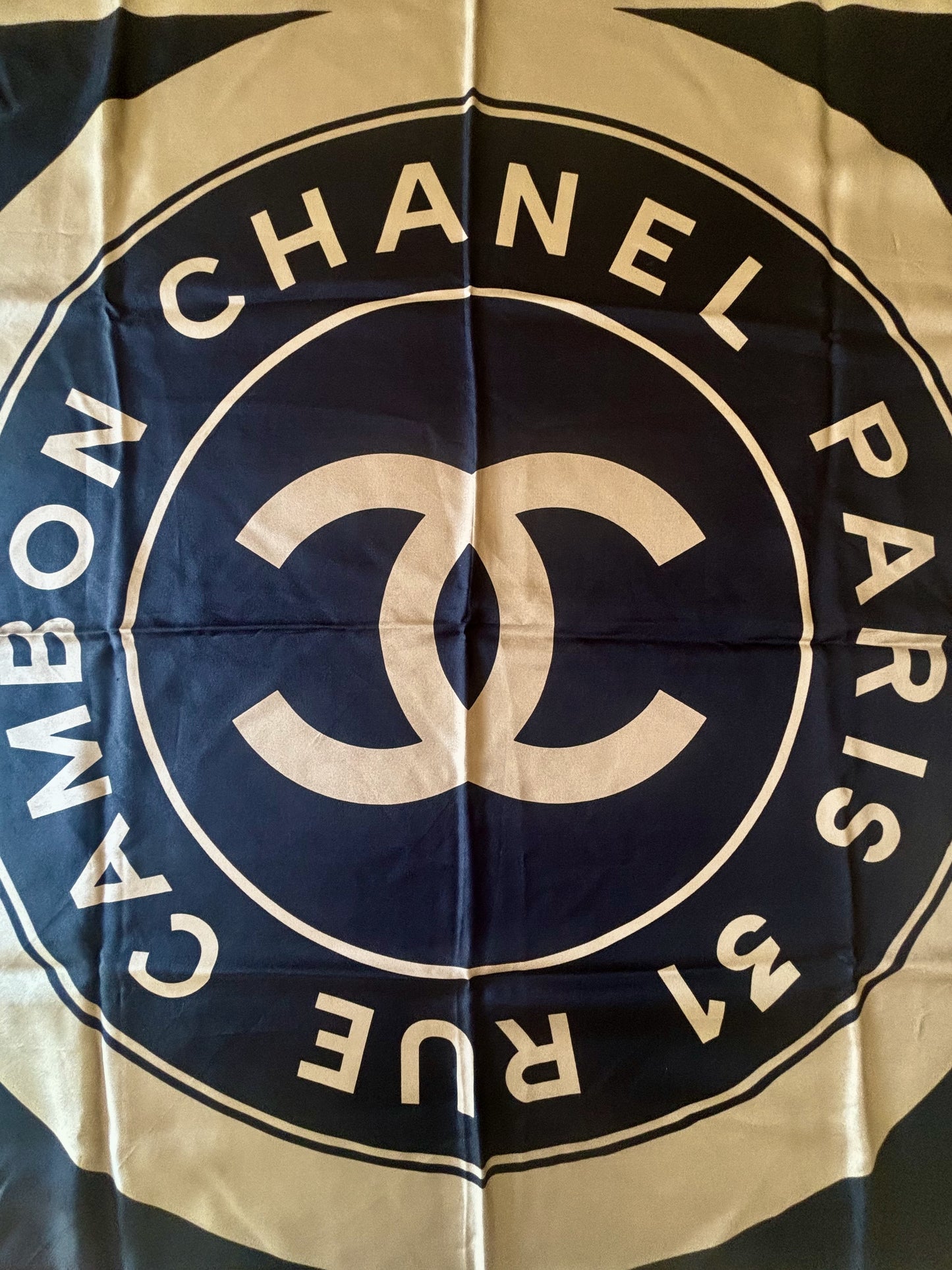 CHANEL Carré en soie