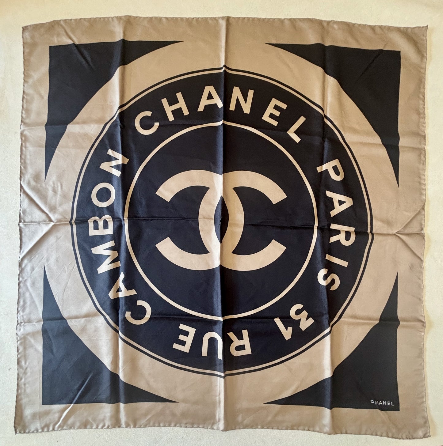 CHANEL Carré en soie