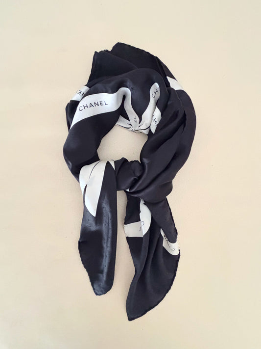 CHANEL Carré en soie