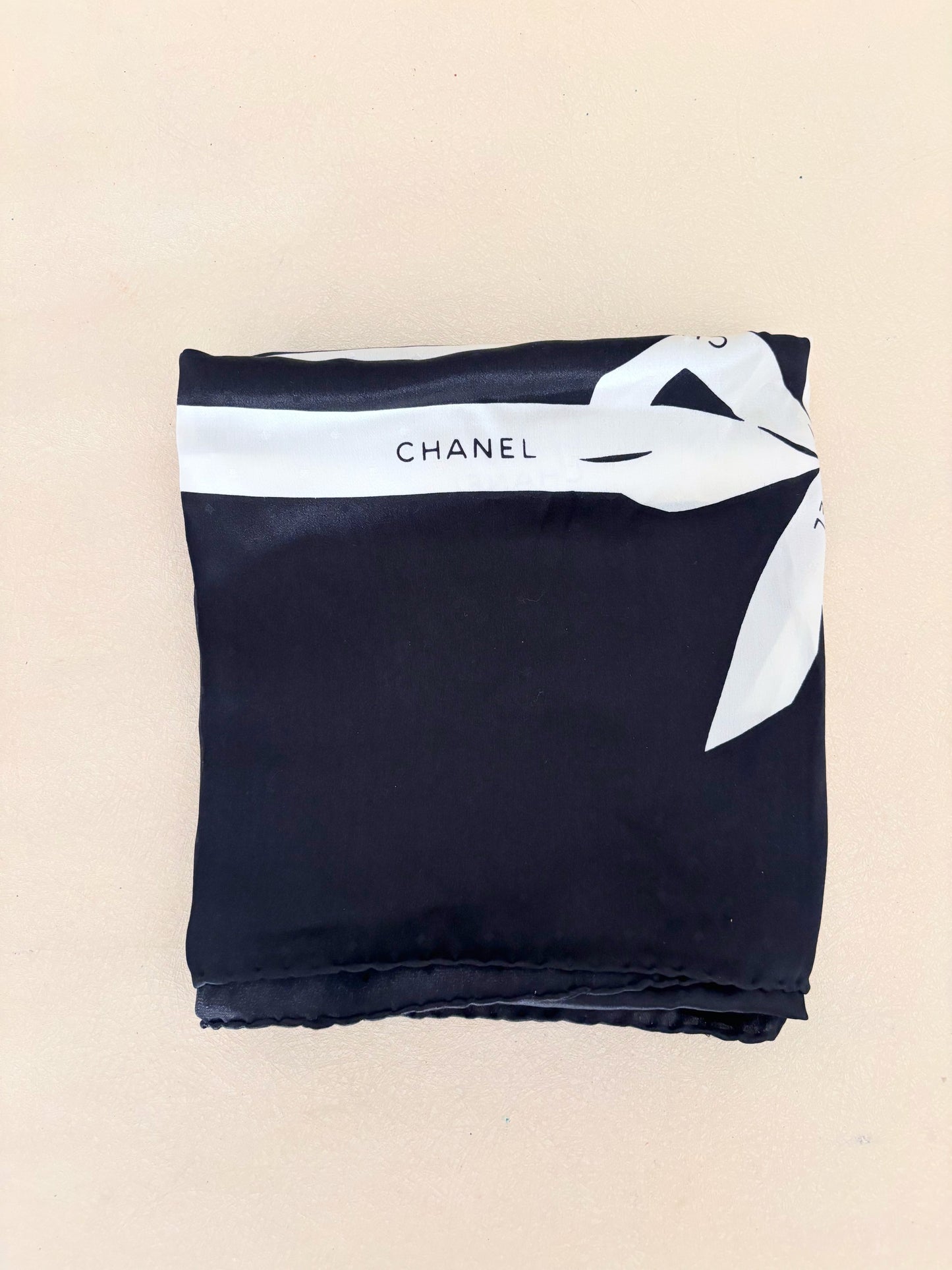 CHANEL Carré en soie