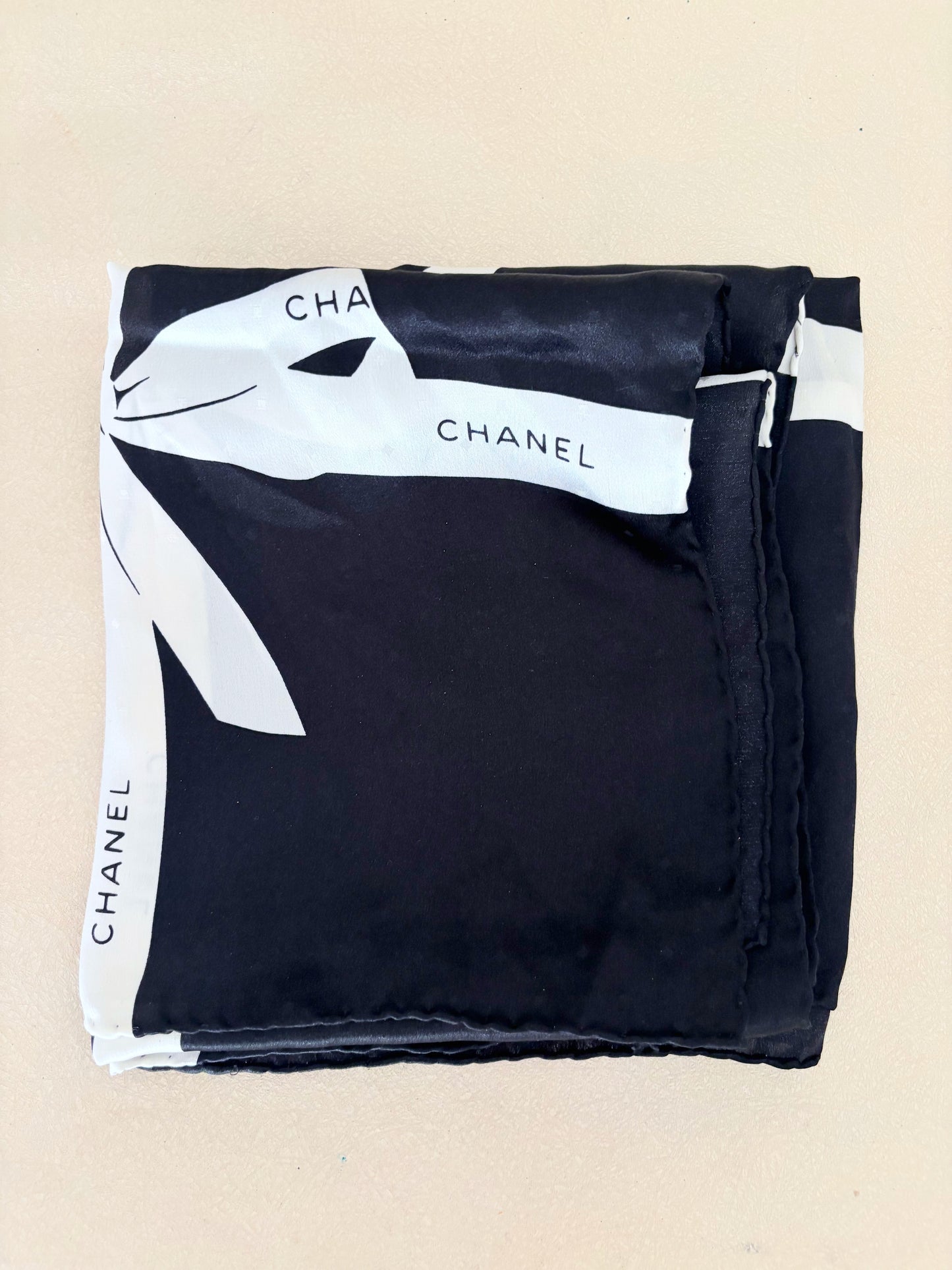 CHANEL Carré en soie