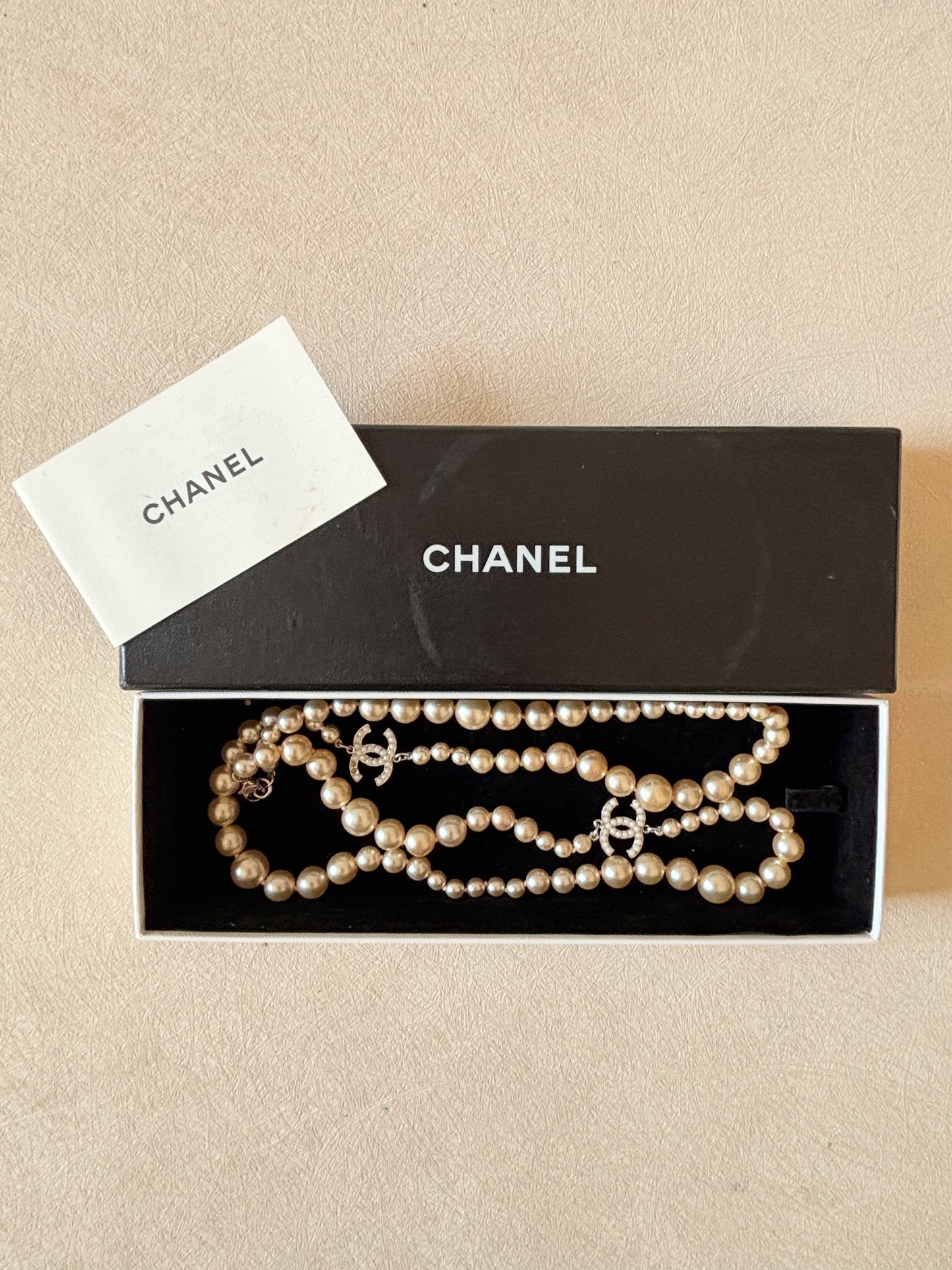 CHANEL Sautoir perles CC