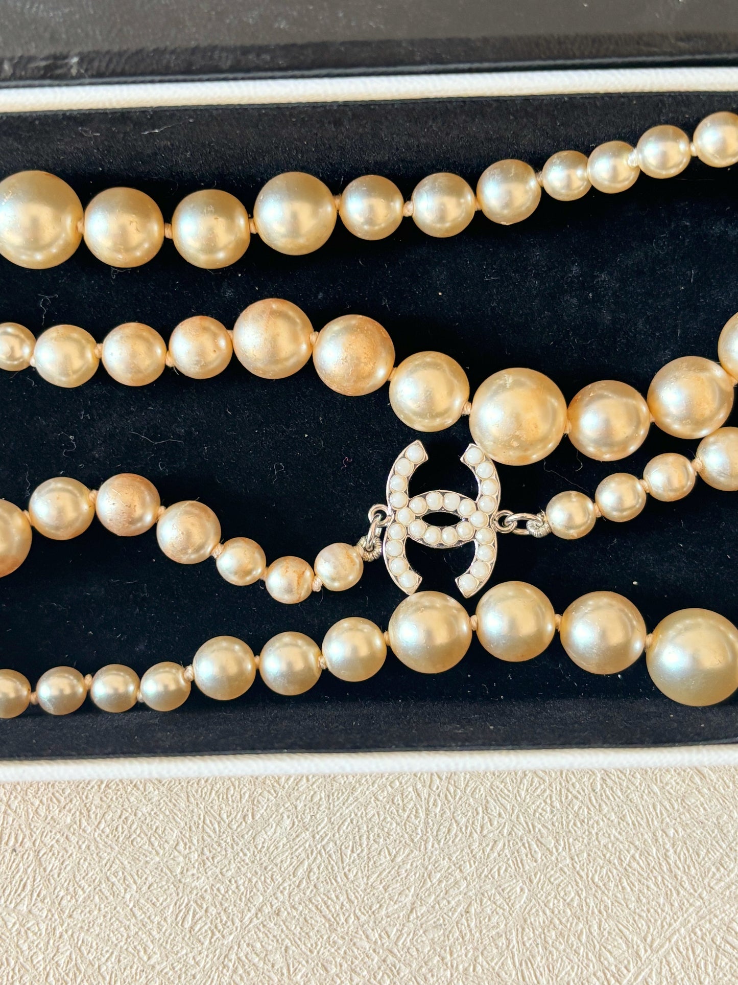 CHANEL Sautoir perles CC