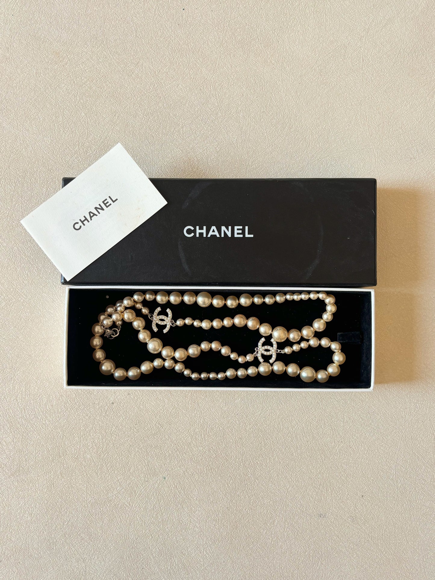 CHANEL Sautoir perles CC