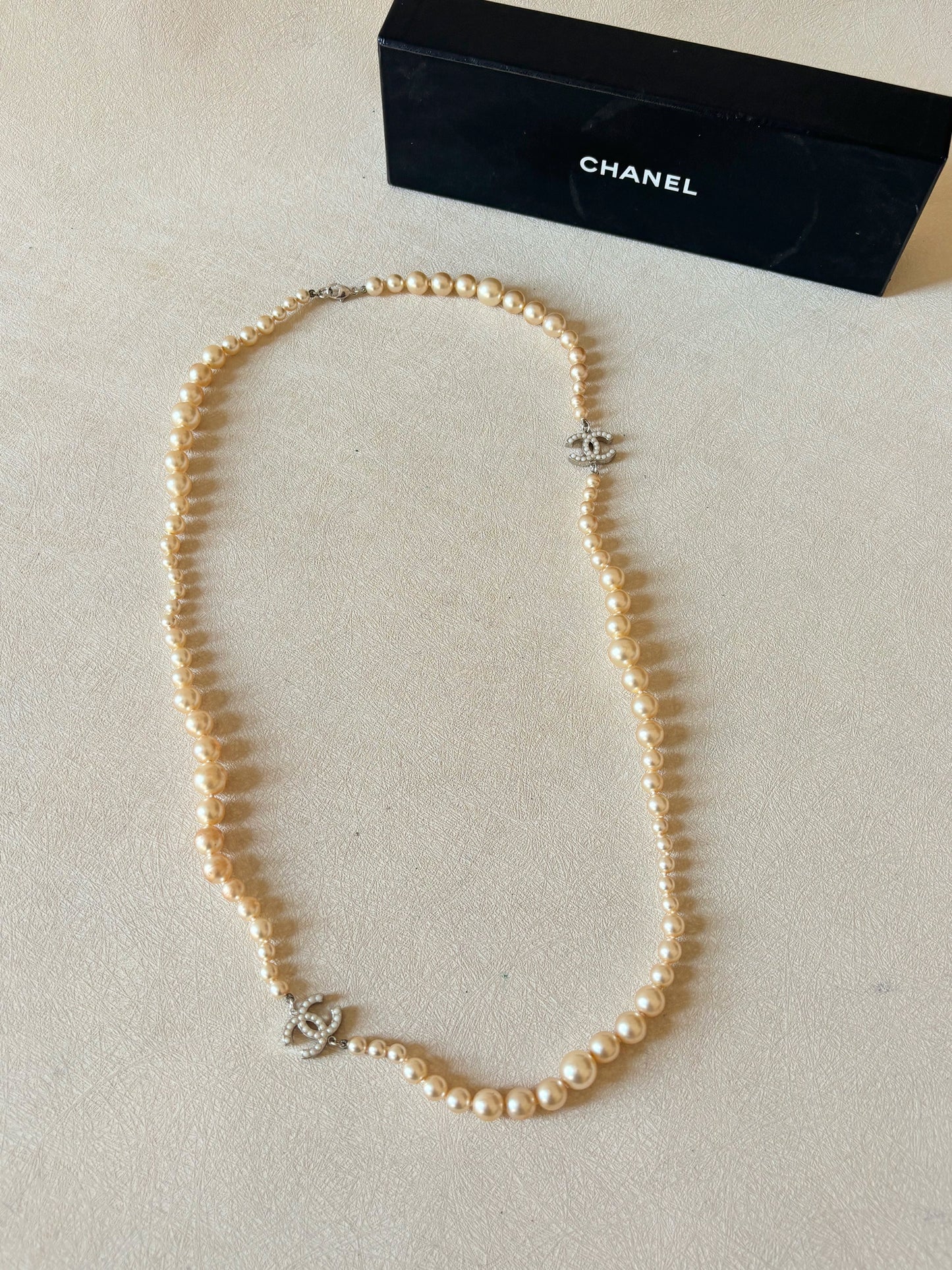 CHANEL Sautoir perles CC