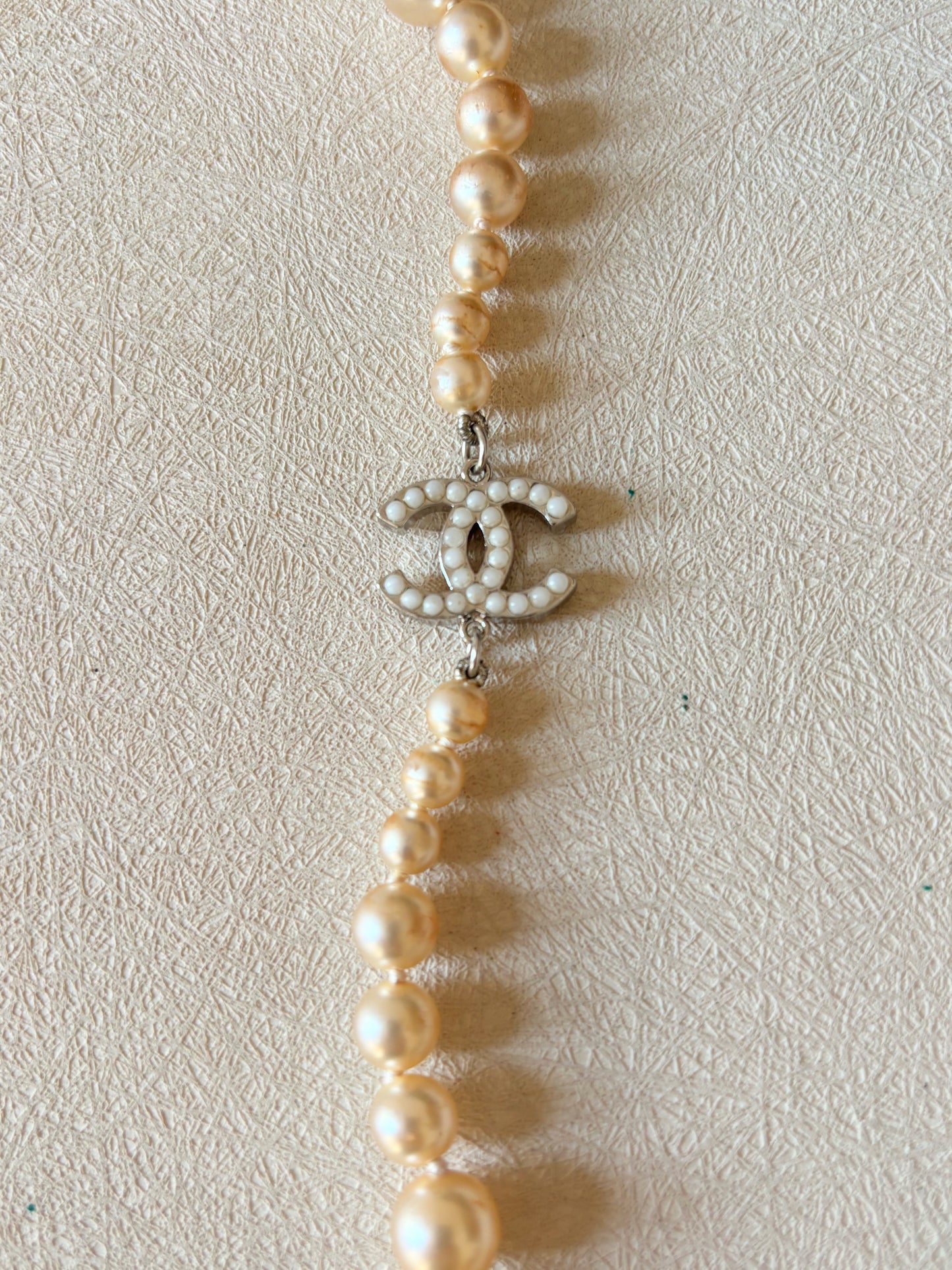 CHANEL Sautoir perles CC