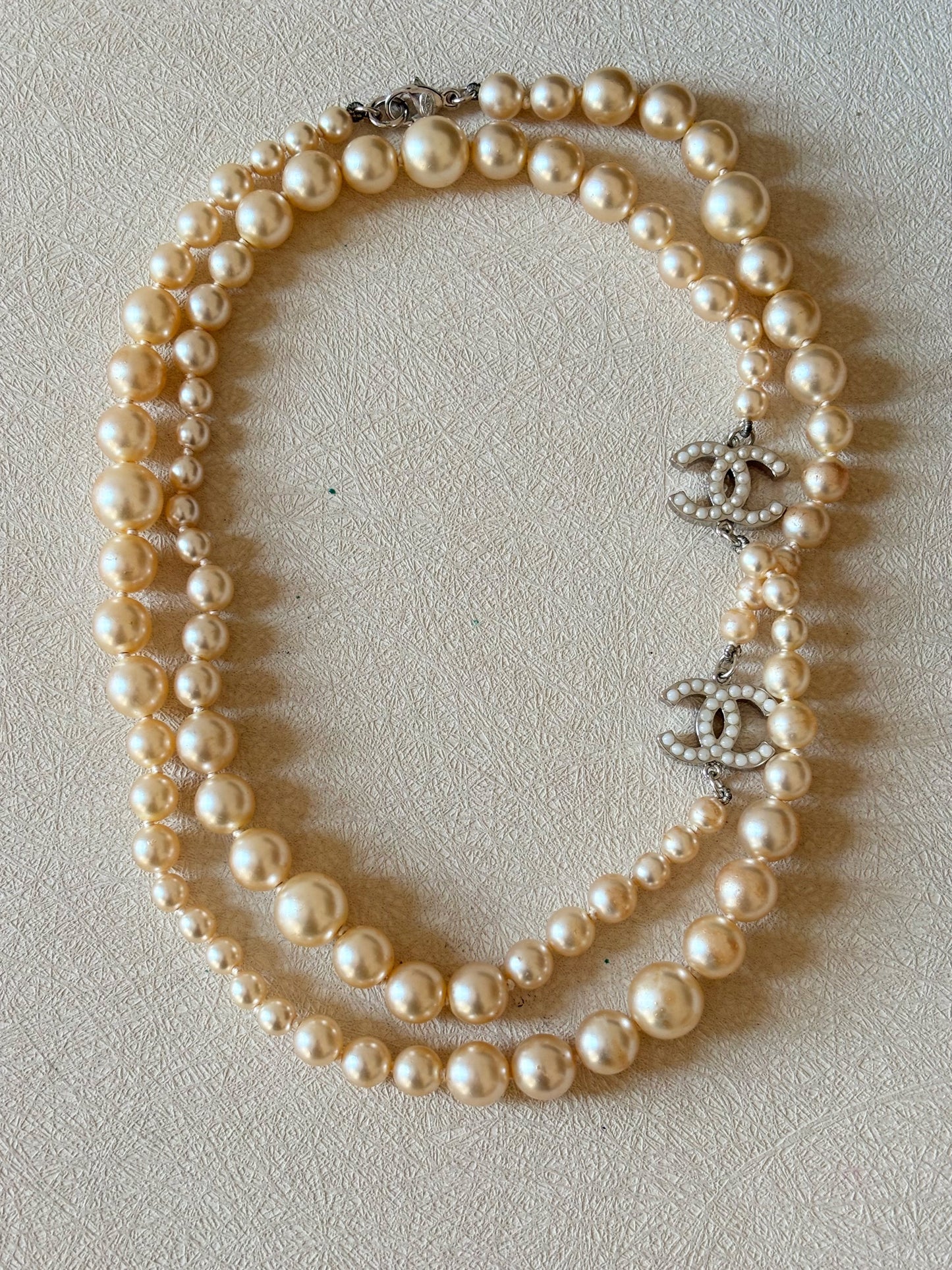 CHANEL Sautoir perles CC