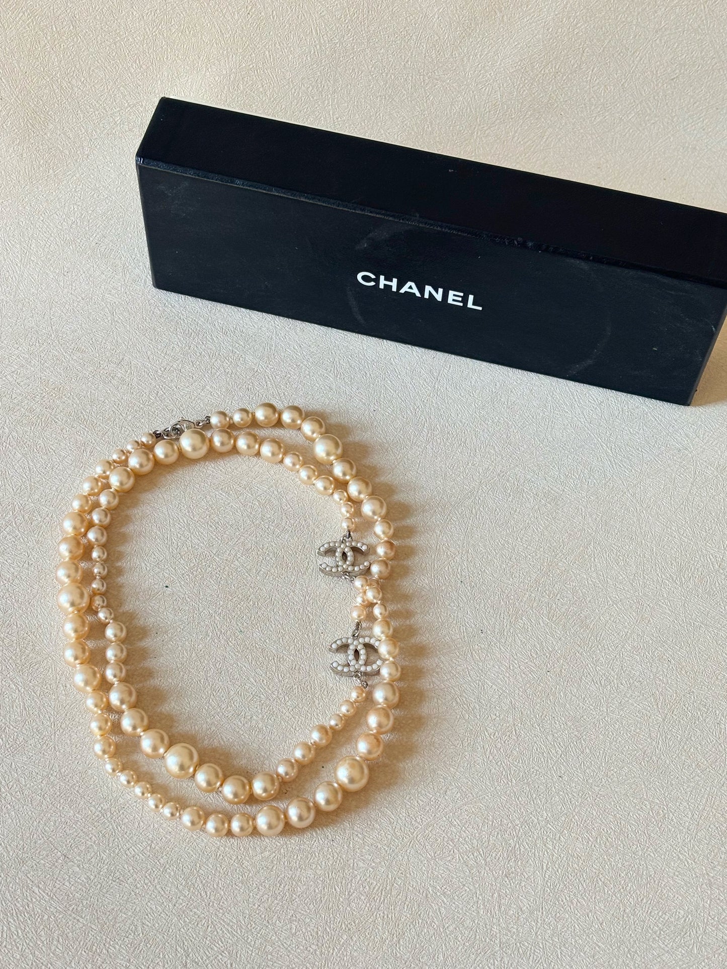 CHANEL Sautoir perles CC