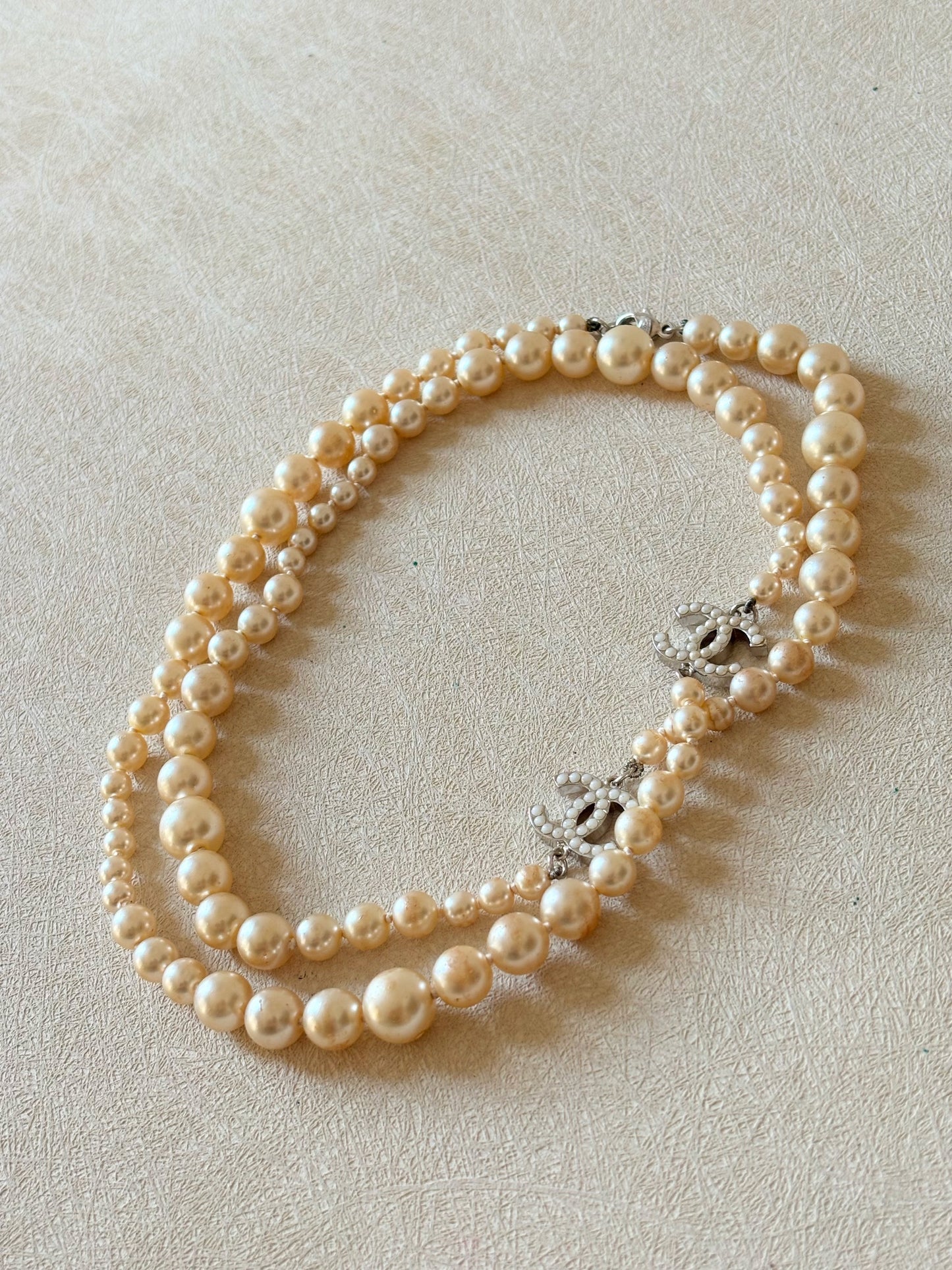 CHANEL Sautoir perles CC