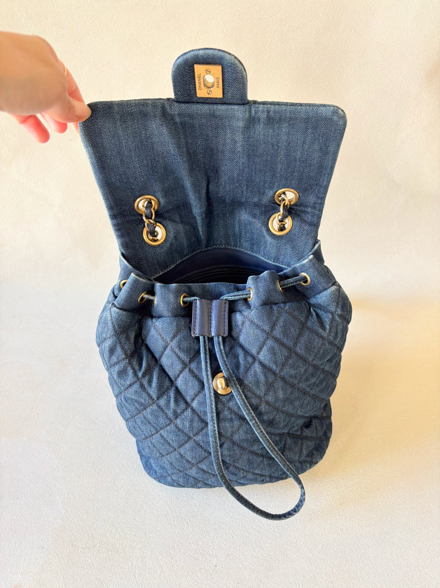 CHANEL Sac à dos denim