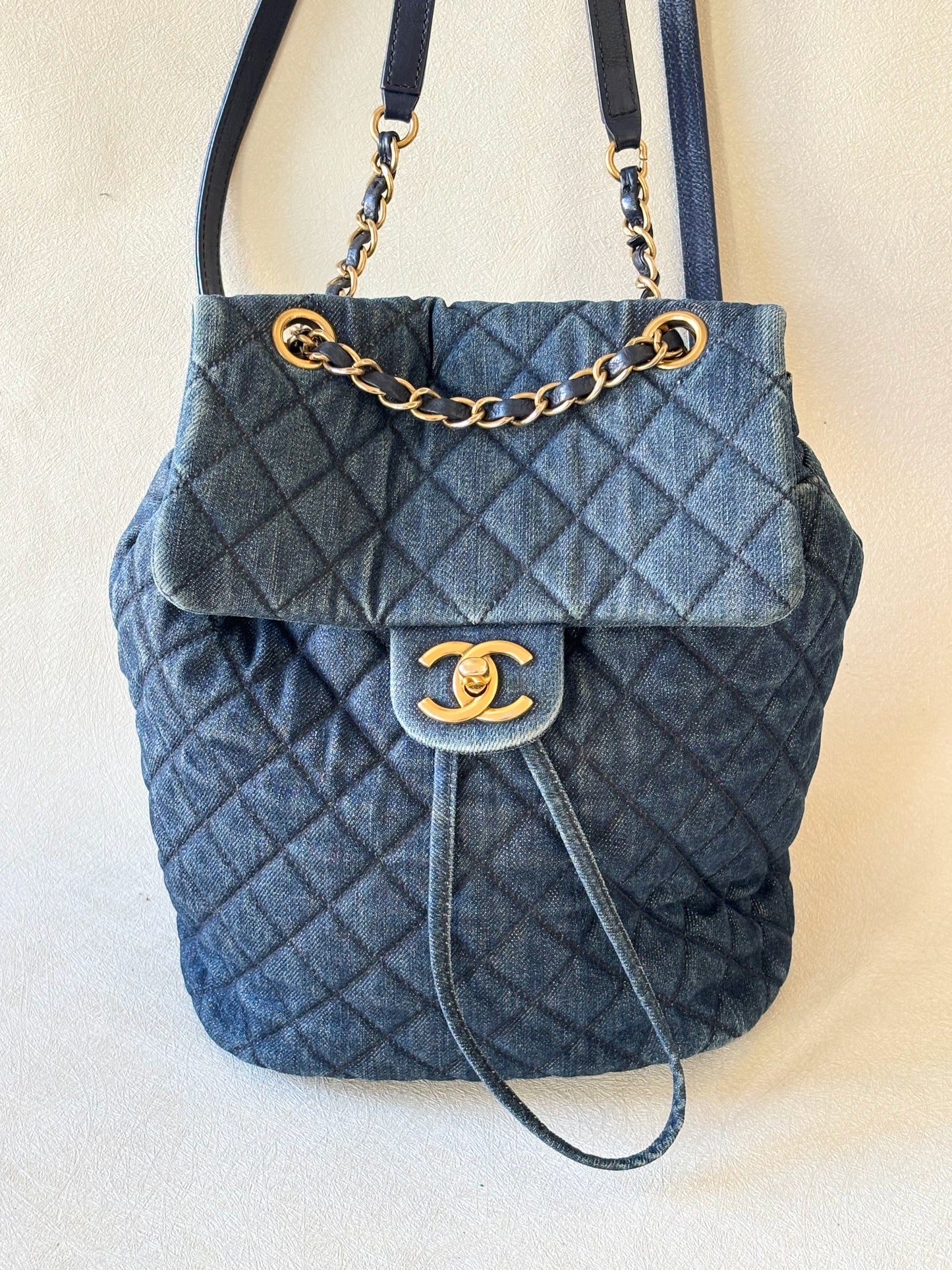 CHANEL Sac à dos denim