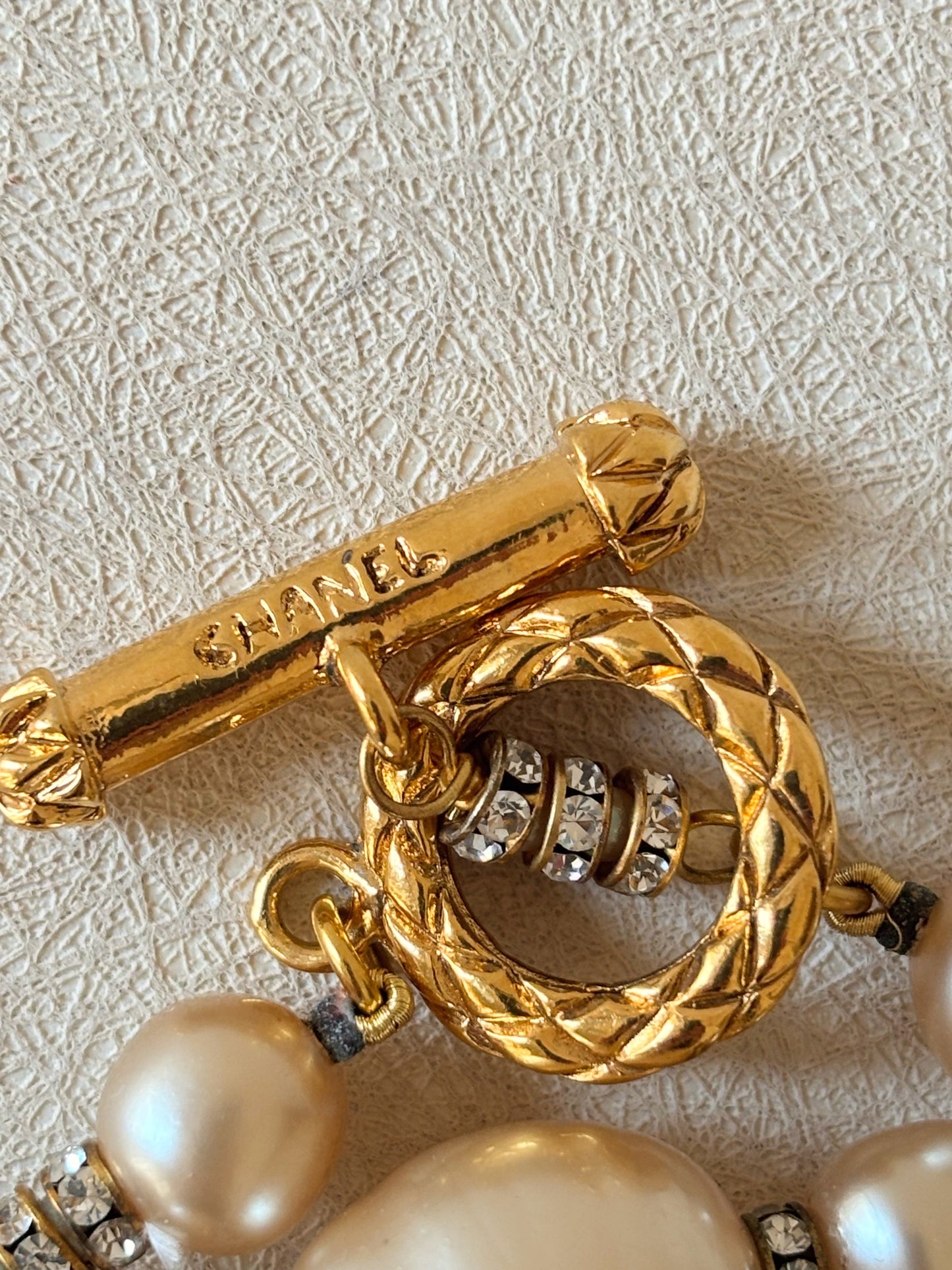 CHANEL Sautoir perles et strass