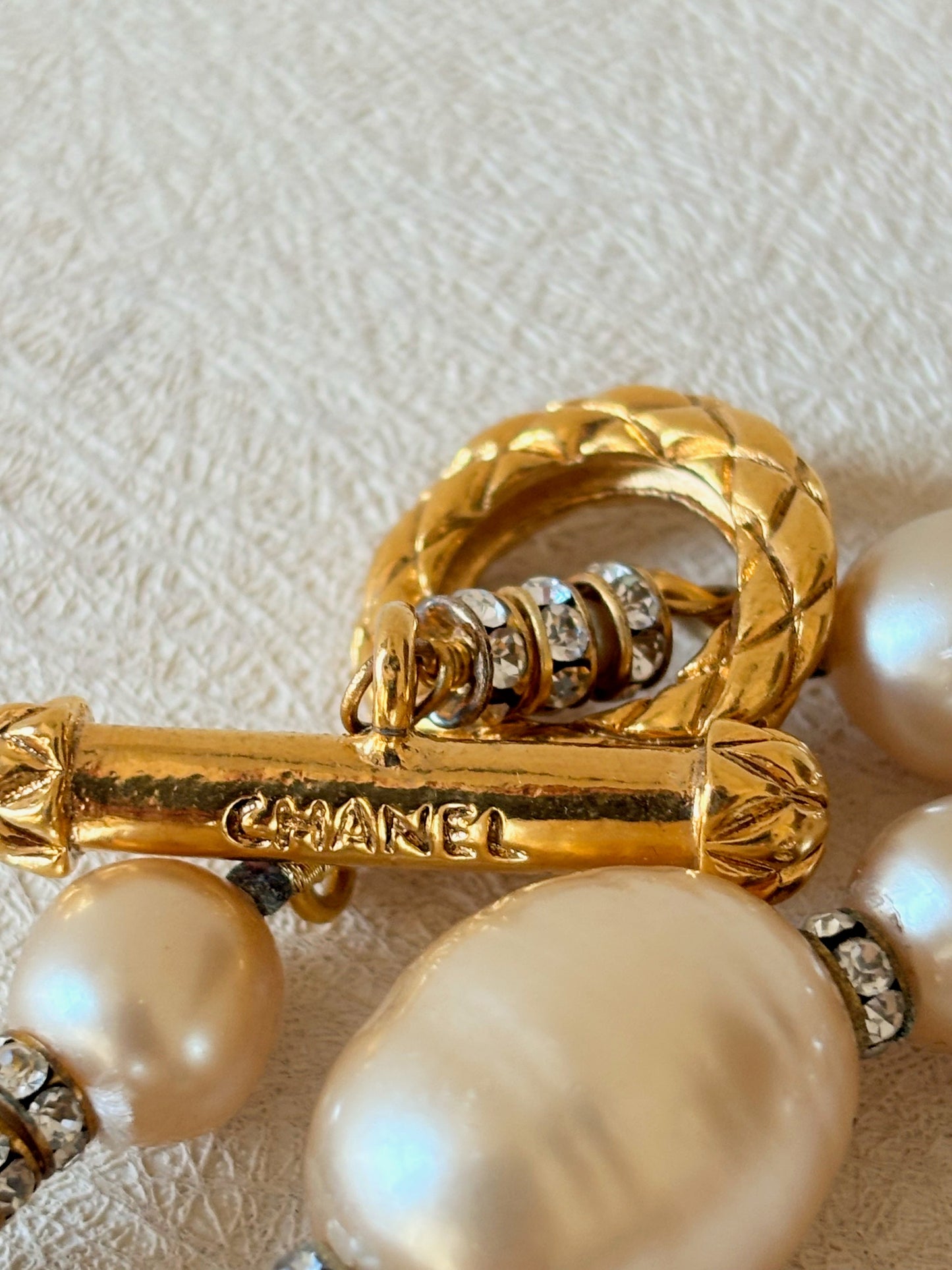 CHANEL Sautoir perles et strass