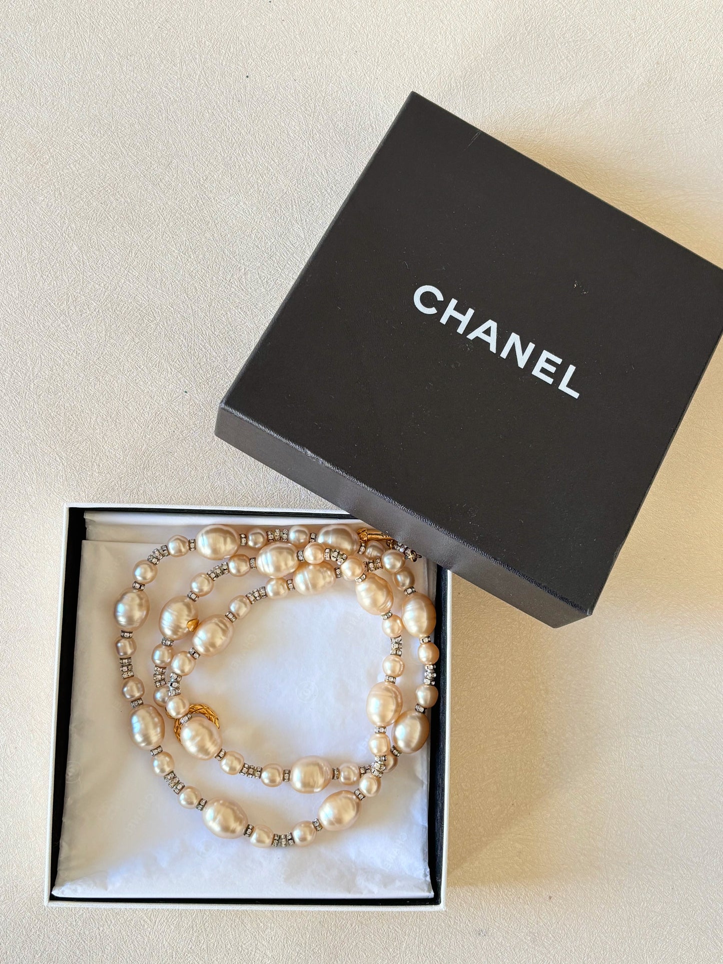 CHANEL Sautoir perles et strass