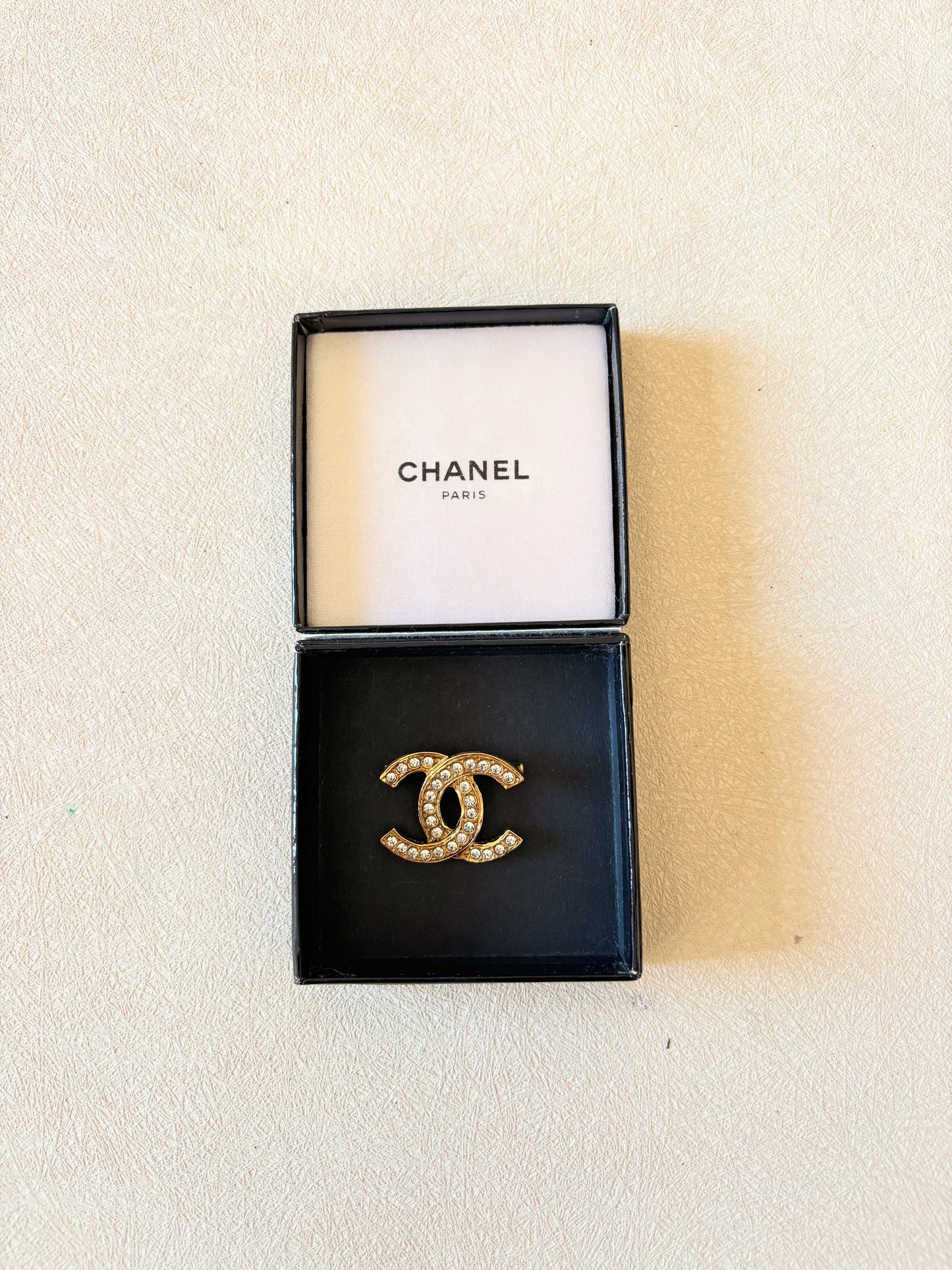 CHANEL Broche strass