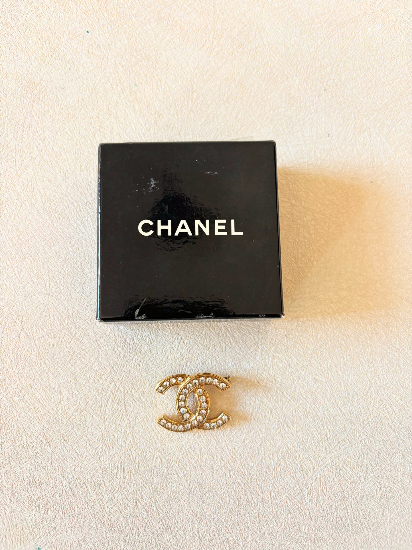 CHANEL Broche strass