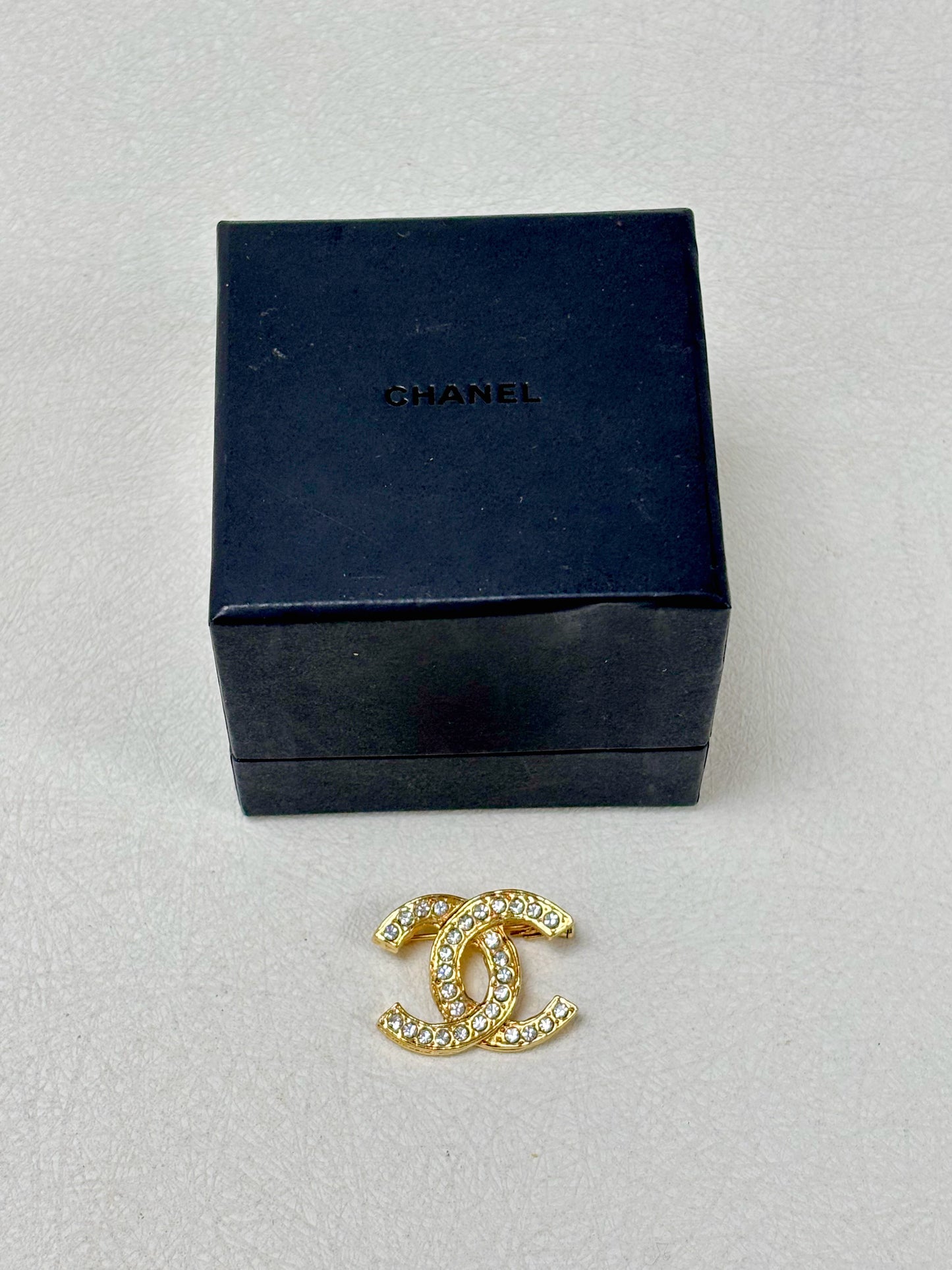 CHANEL Broche CC strass