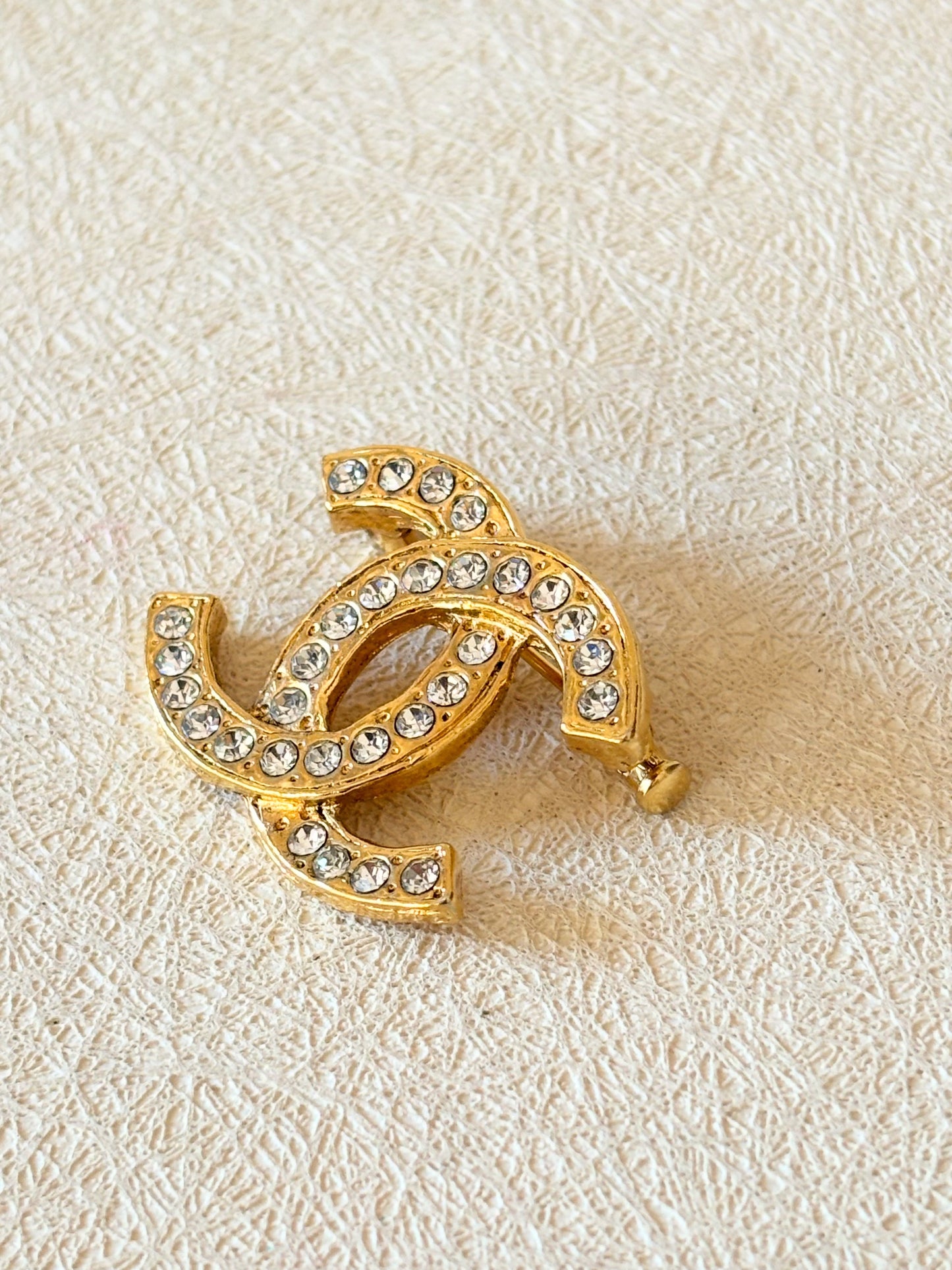 CHANEL Broche strass