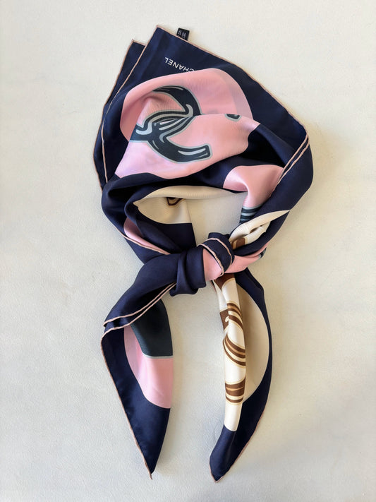 CHANEL Carré en soie