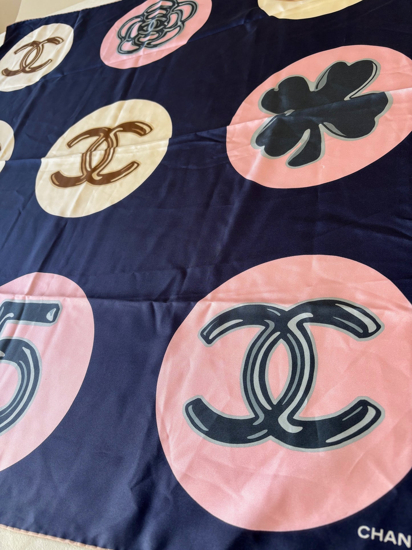 CHANEL Carré en soie