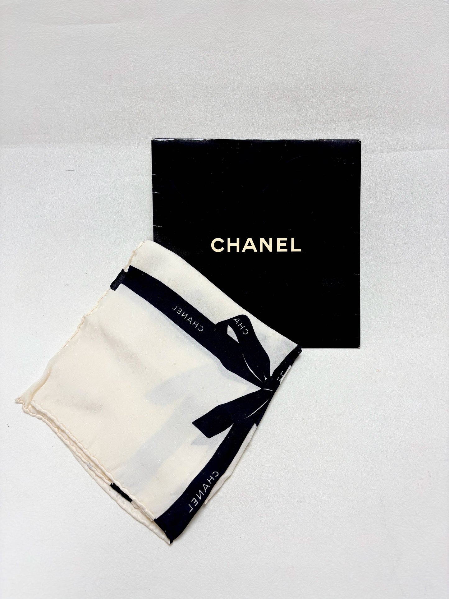 CHANEL Carré en soie