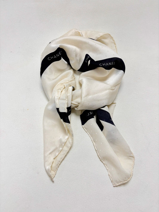 CHANEL Carré en soie
