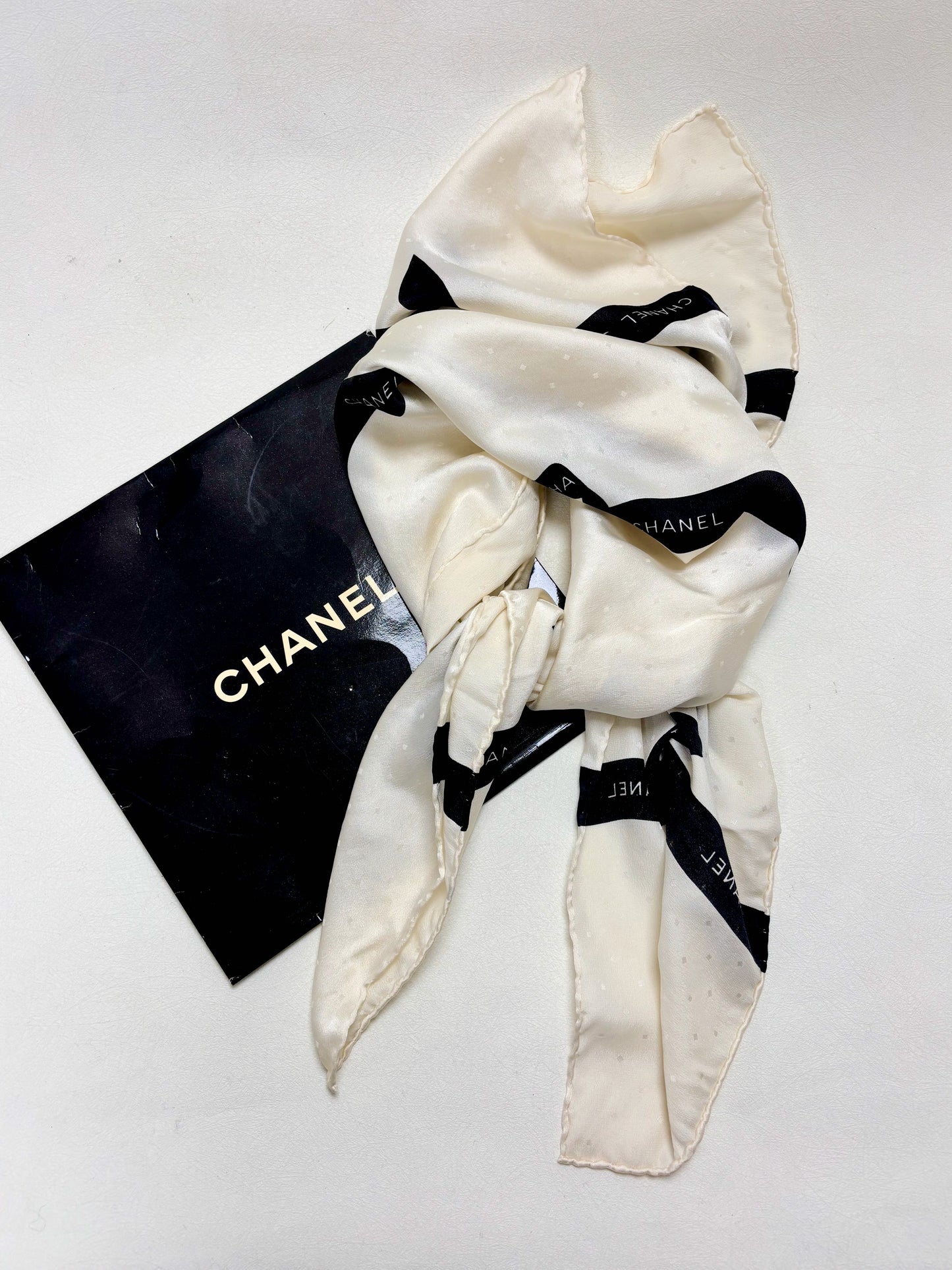 CHANEL Carré en soie