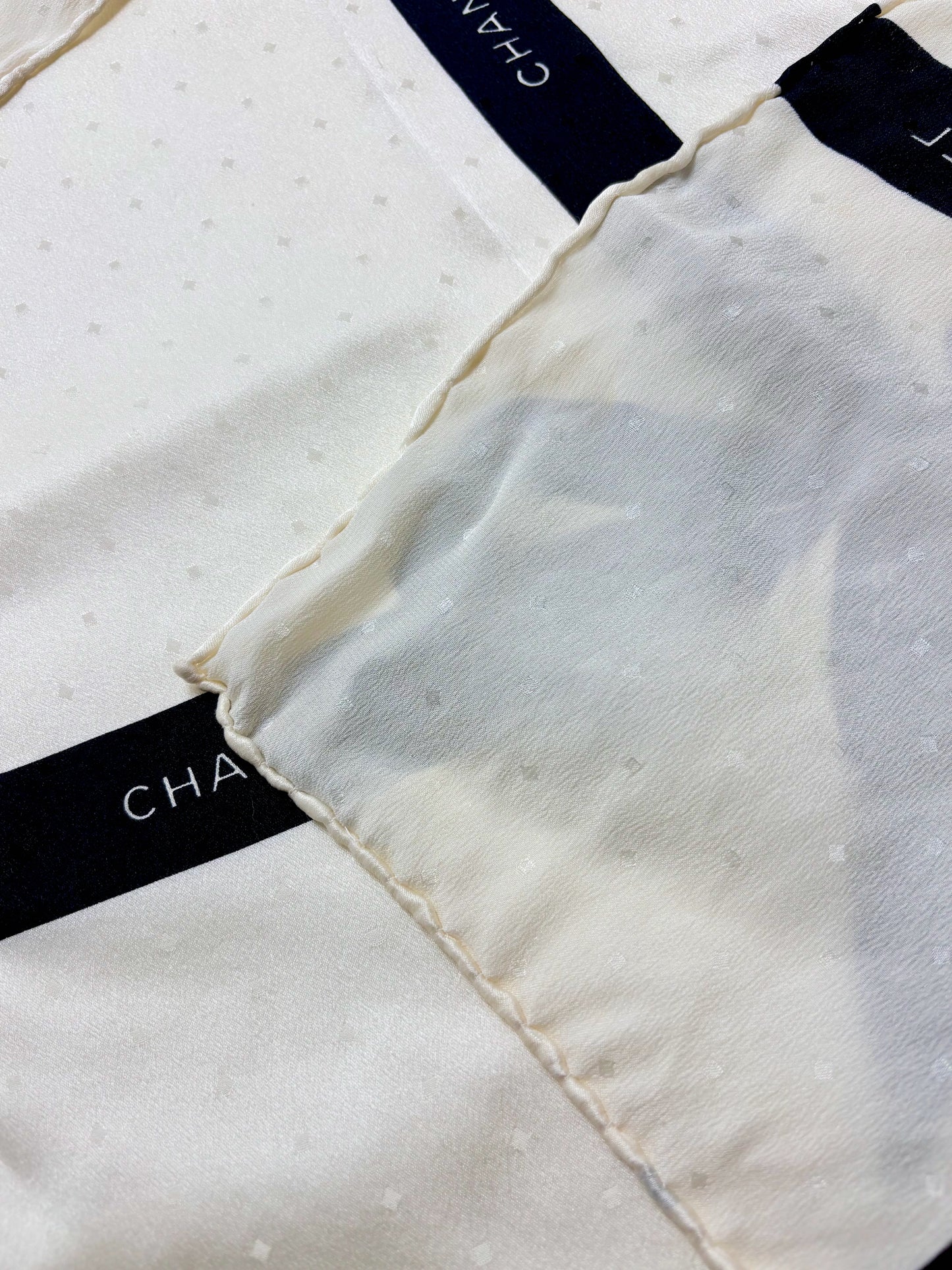 CHANEL Carré en soie