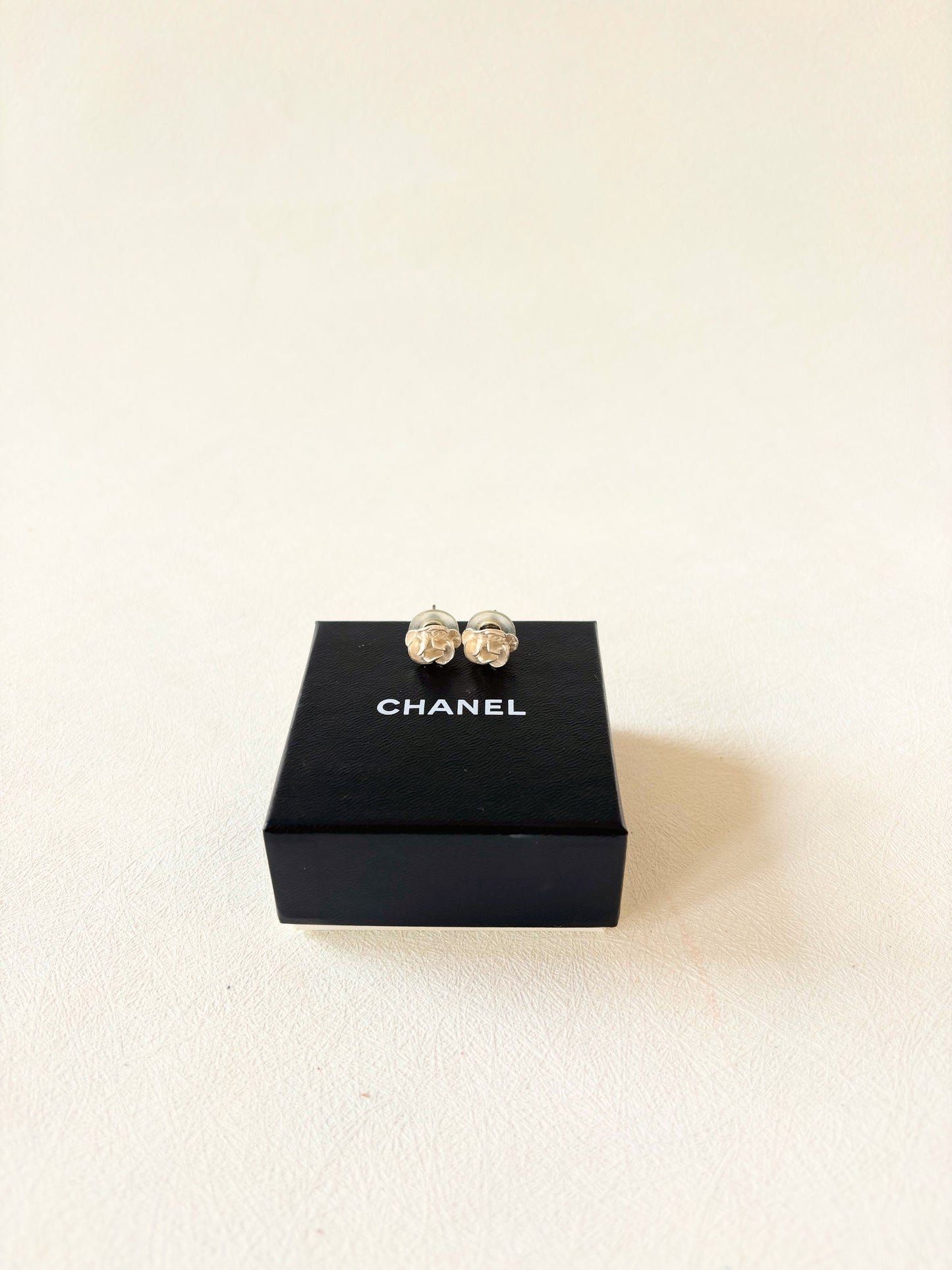 CHANEL Boucles d'oreilles Camélia