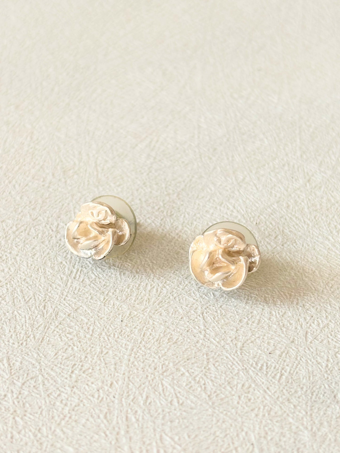 CHANEL Boucles d'oreilles Camélia