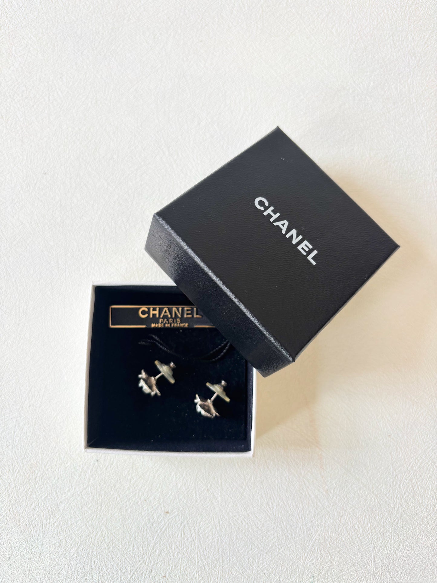 CHANEL Boucles d'oreilles Camélia