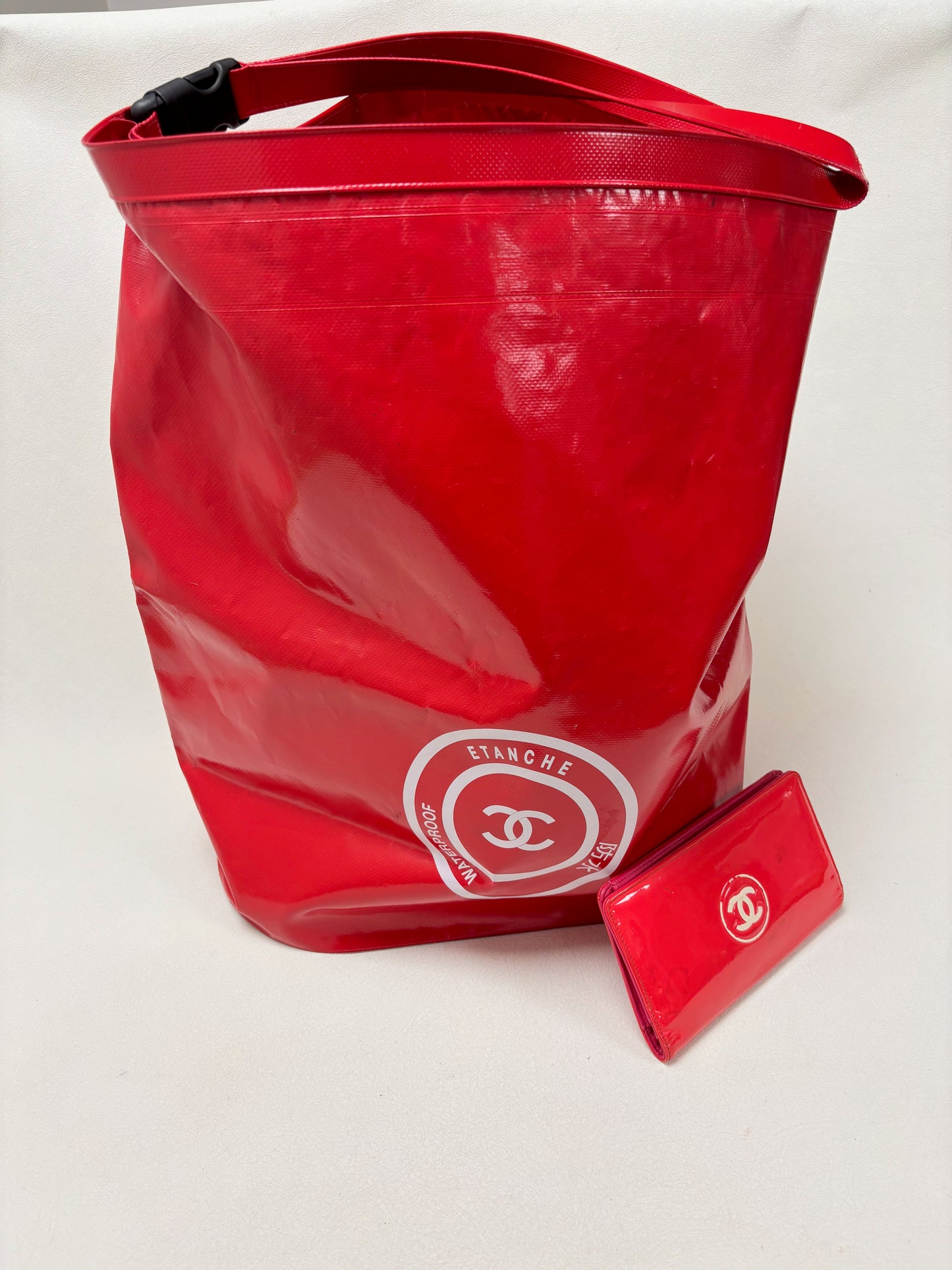 CHANEL Portefeuille cuir verni