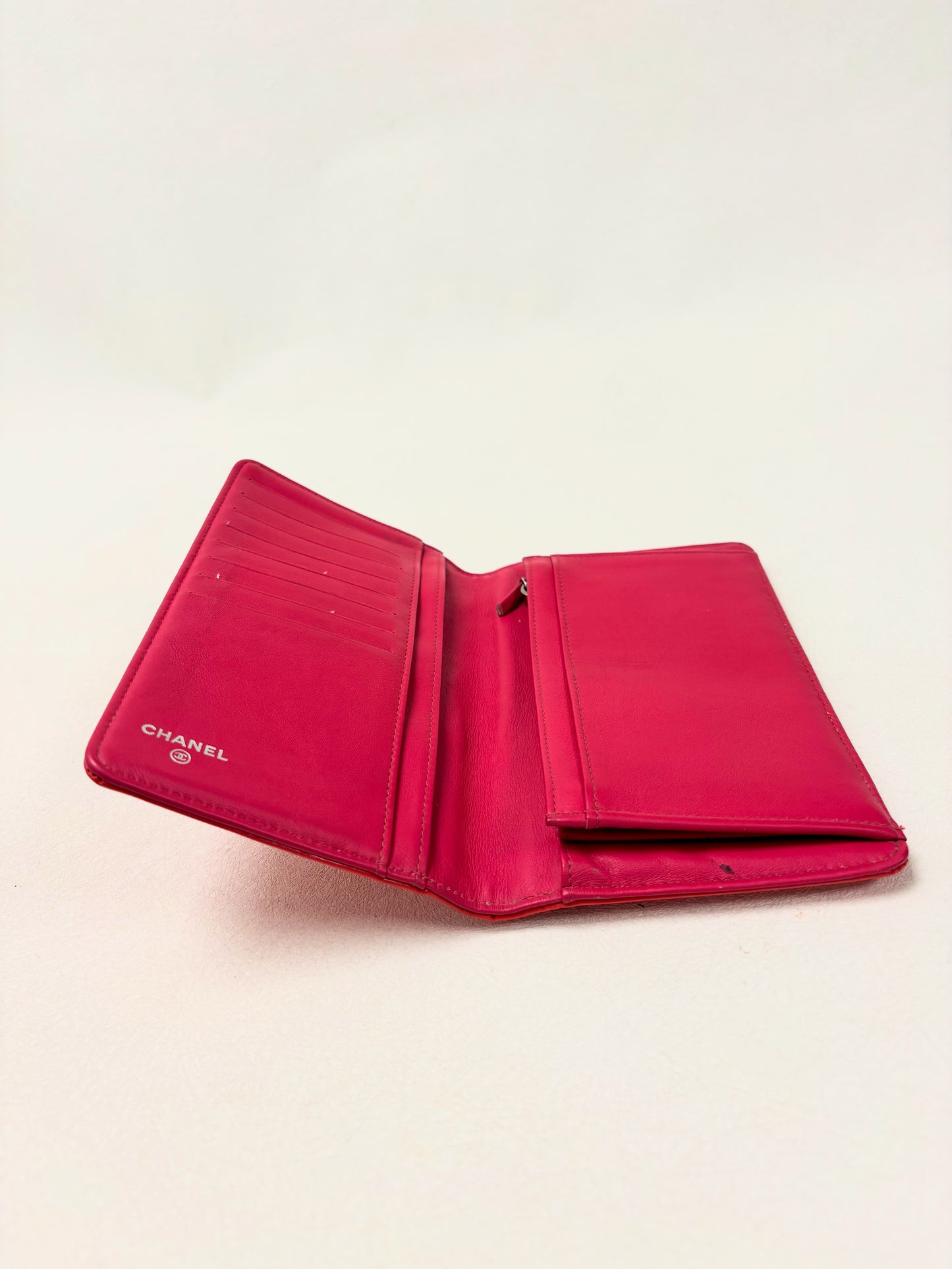 CHANEL Portefeuille cuir verni