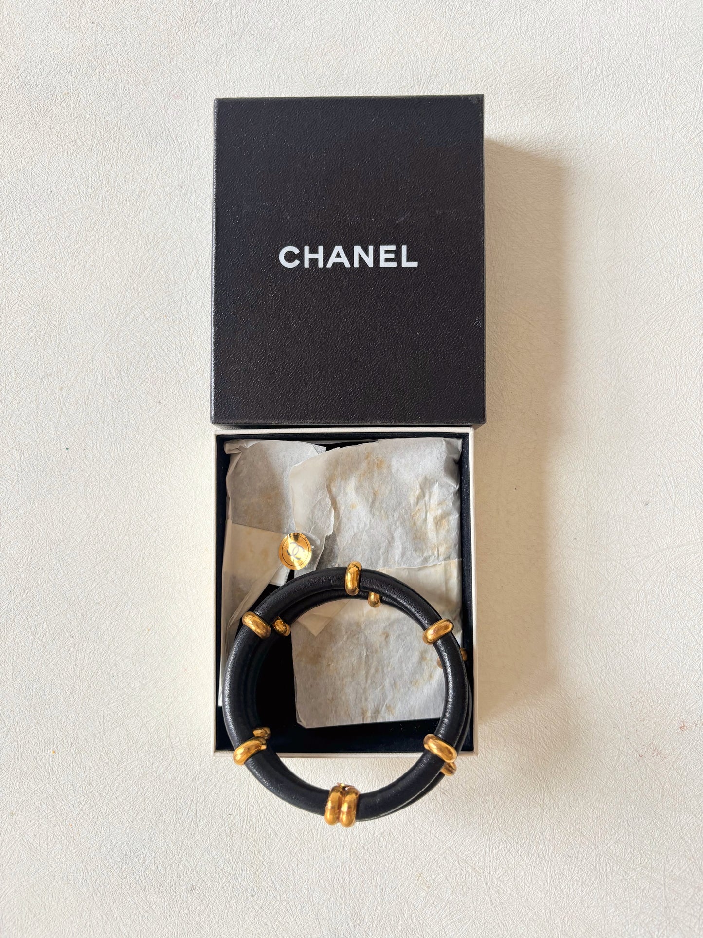 CHANEL Bracelet cuir et métal