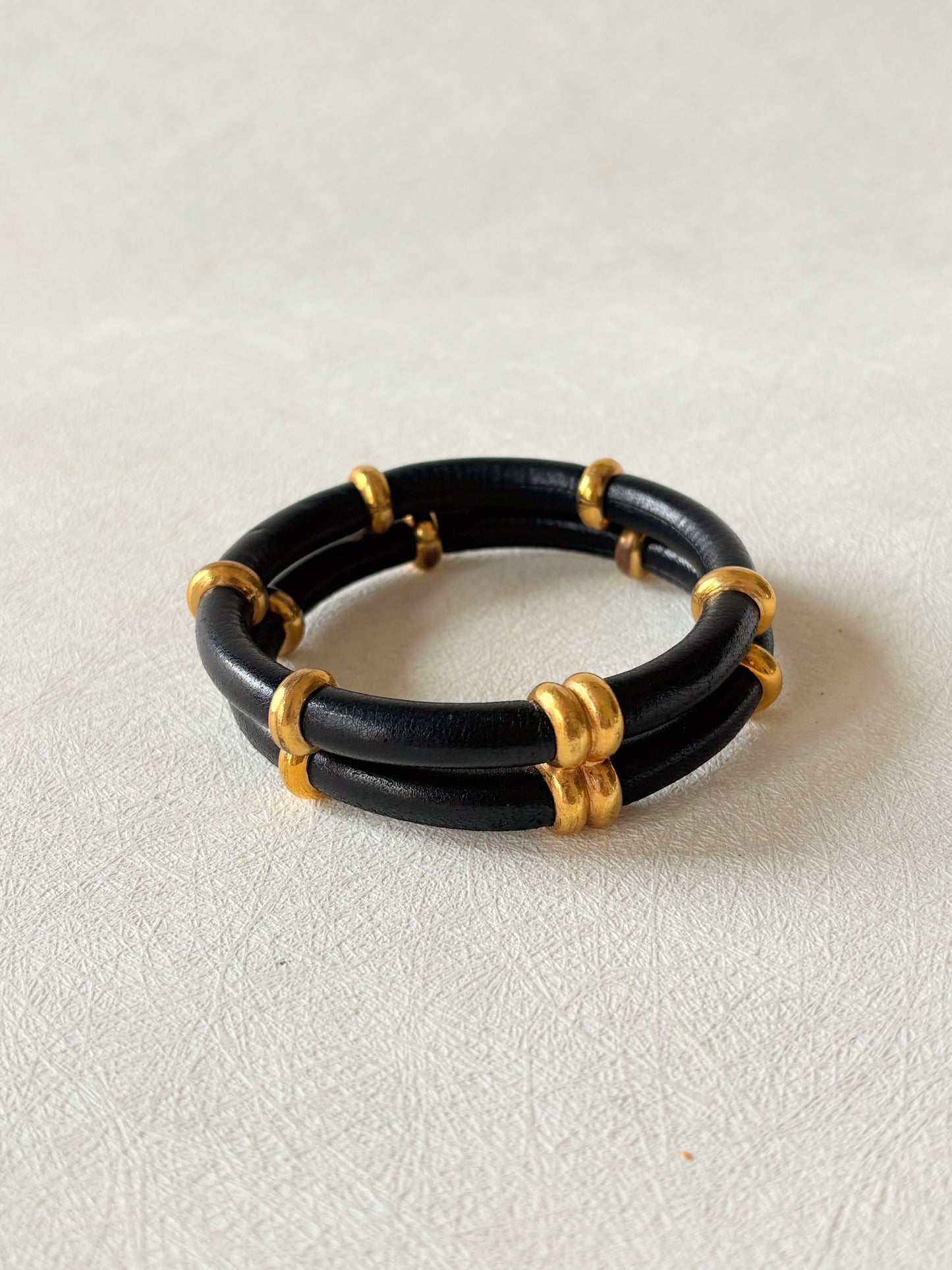 CHANEL Bracelet cuir et métal