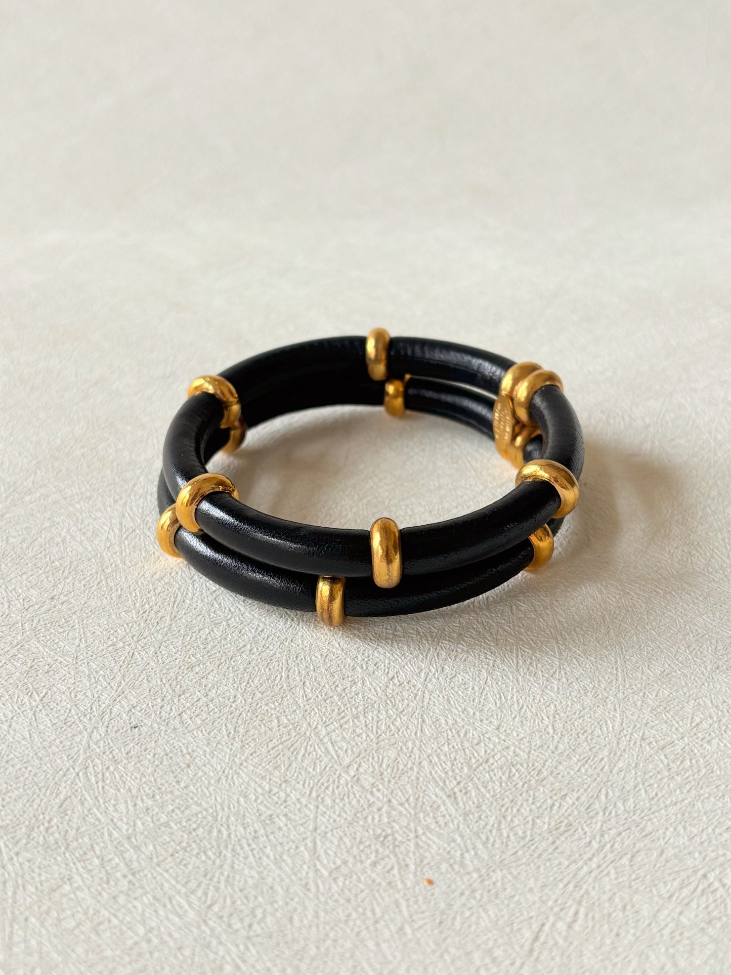 CHANEL Bracelet cuir et métal