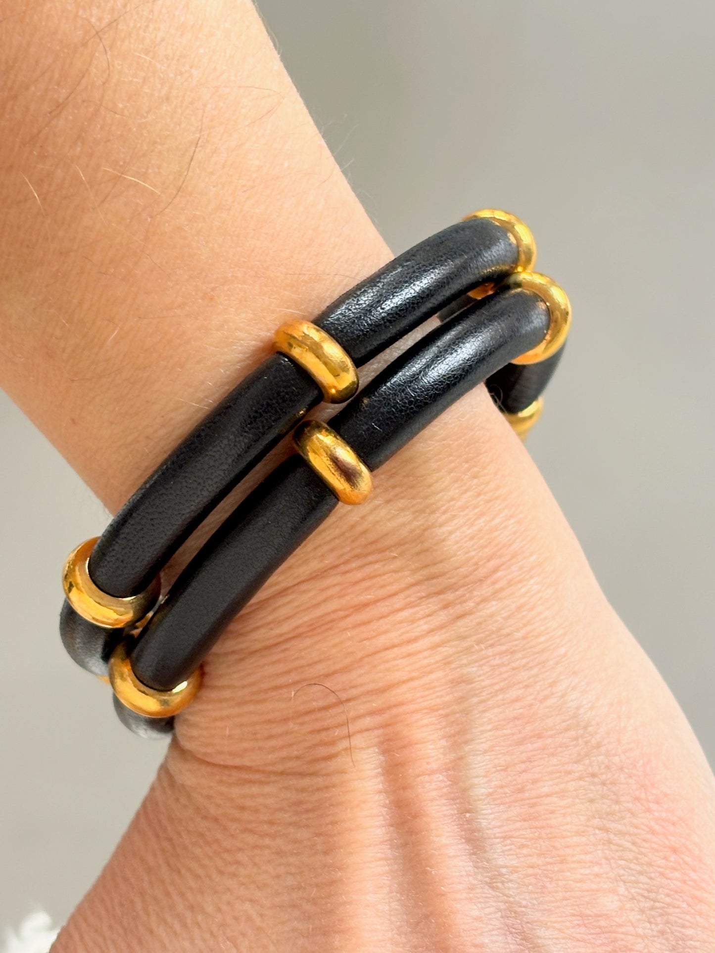 CHANEL Bracelet cuir et métal