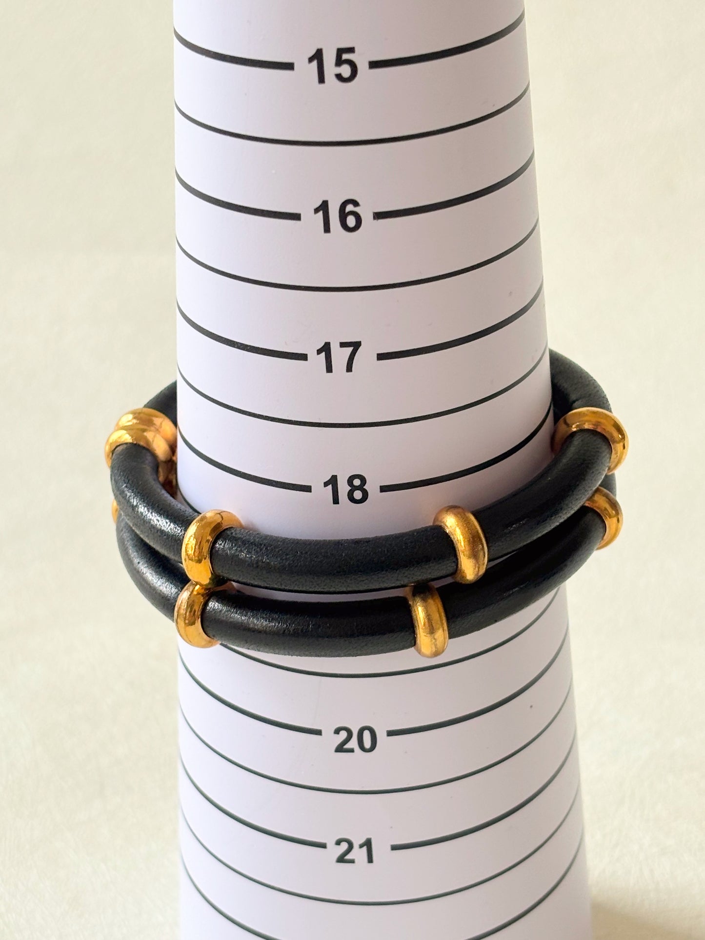 CHANEL Bracelet cuir et métal