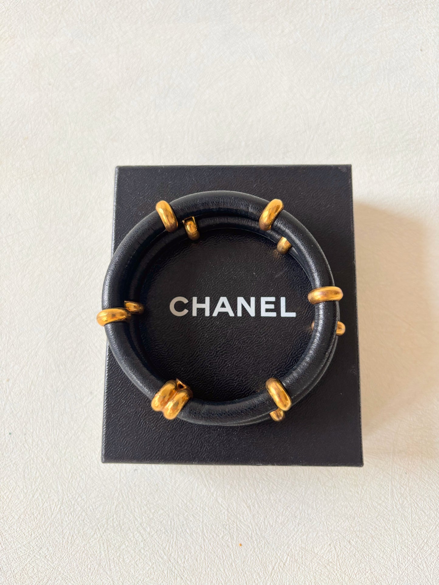 CHANEL Bracelet cuir et métal