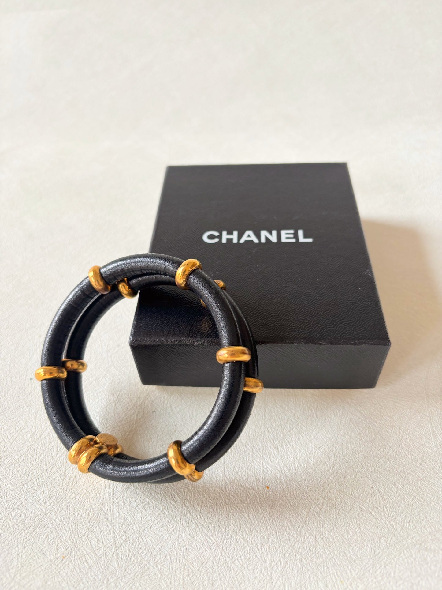 CHANEL Bracelet cuir et métal