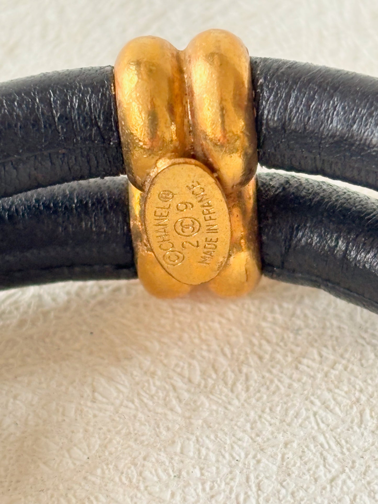 CHANEL Bracelet cuir et métal