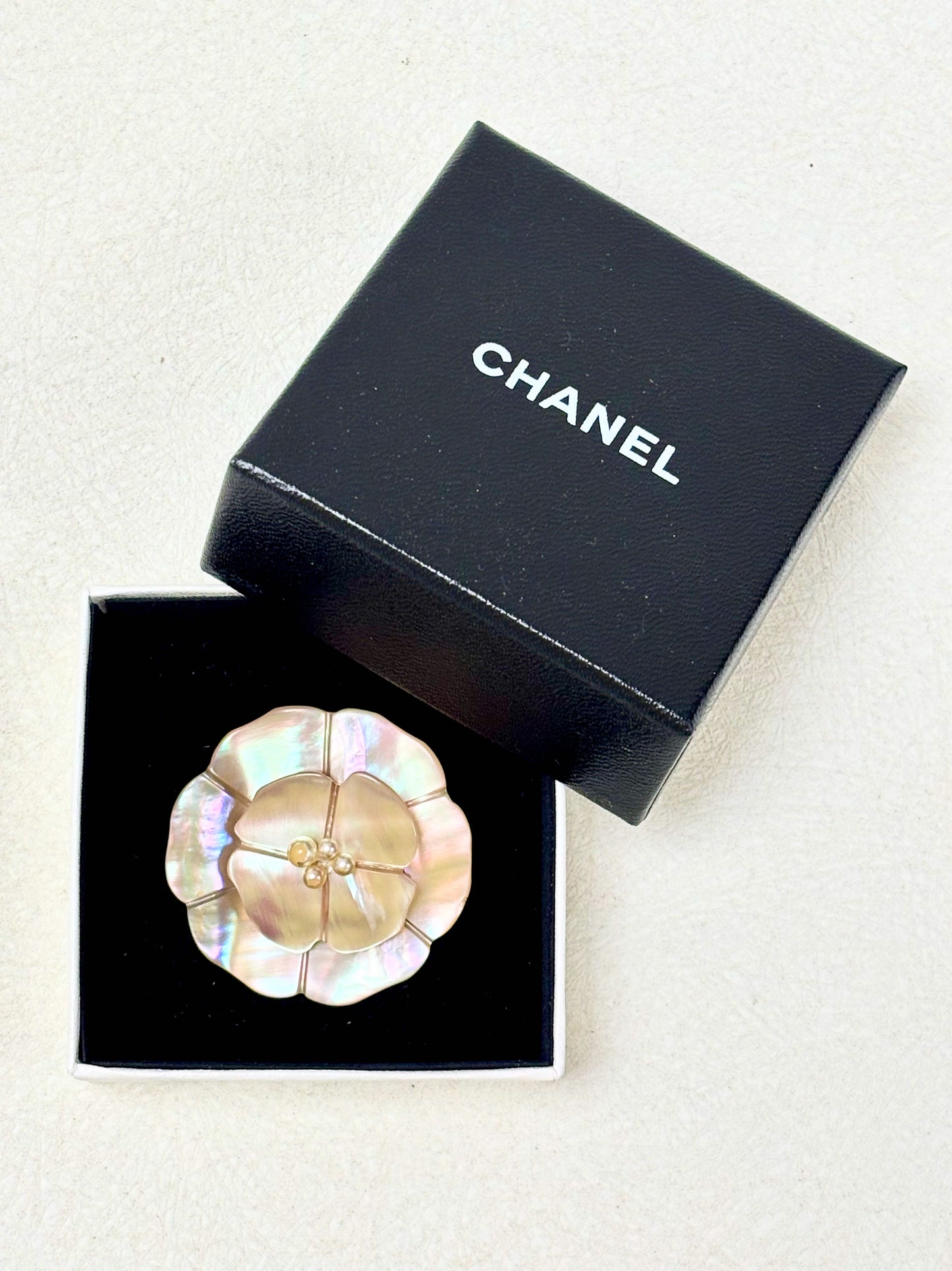 CHANEL Broche Camélia 98