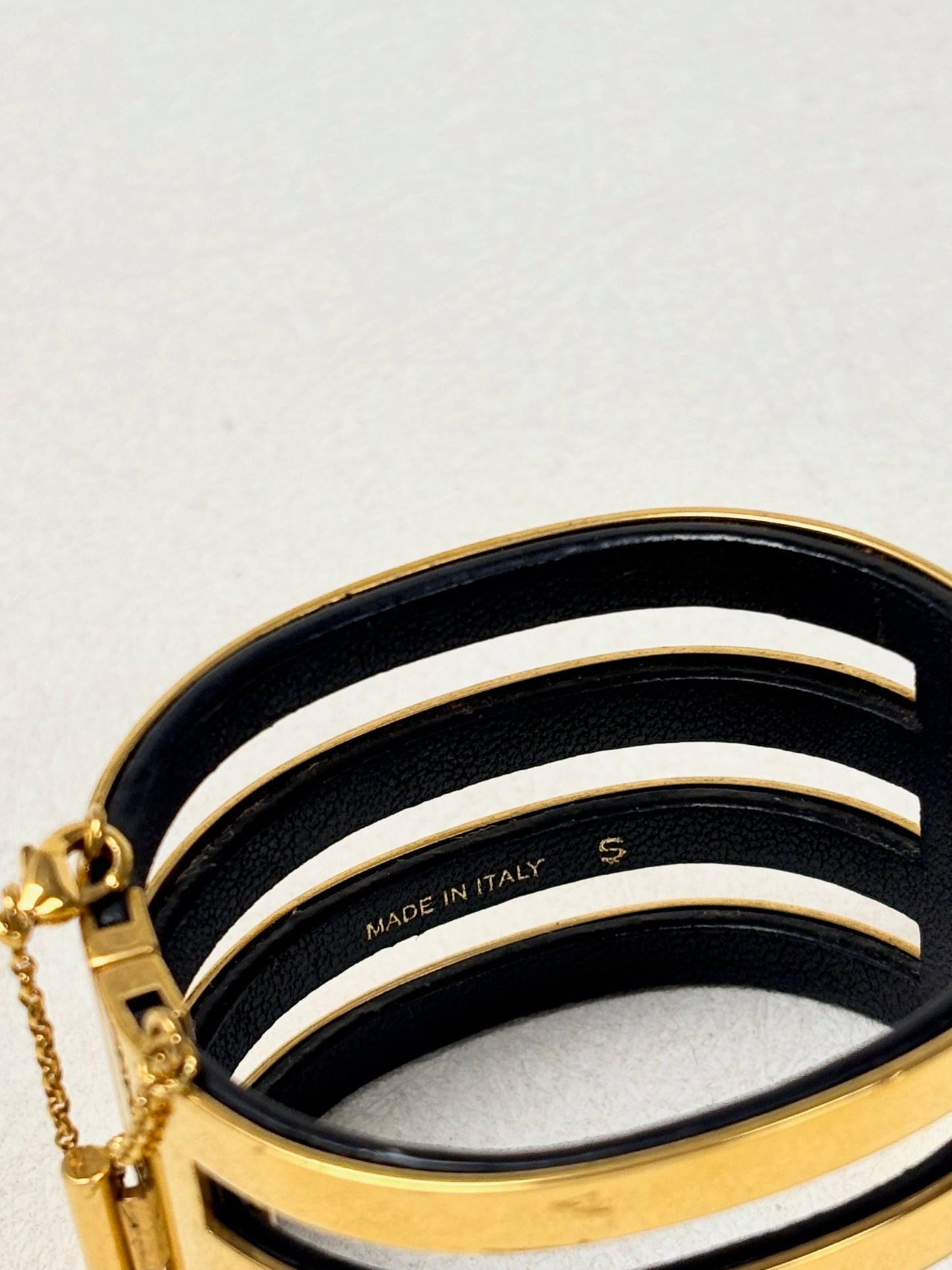 CÉLINE Manchette architecturale minimaliste