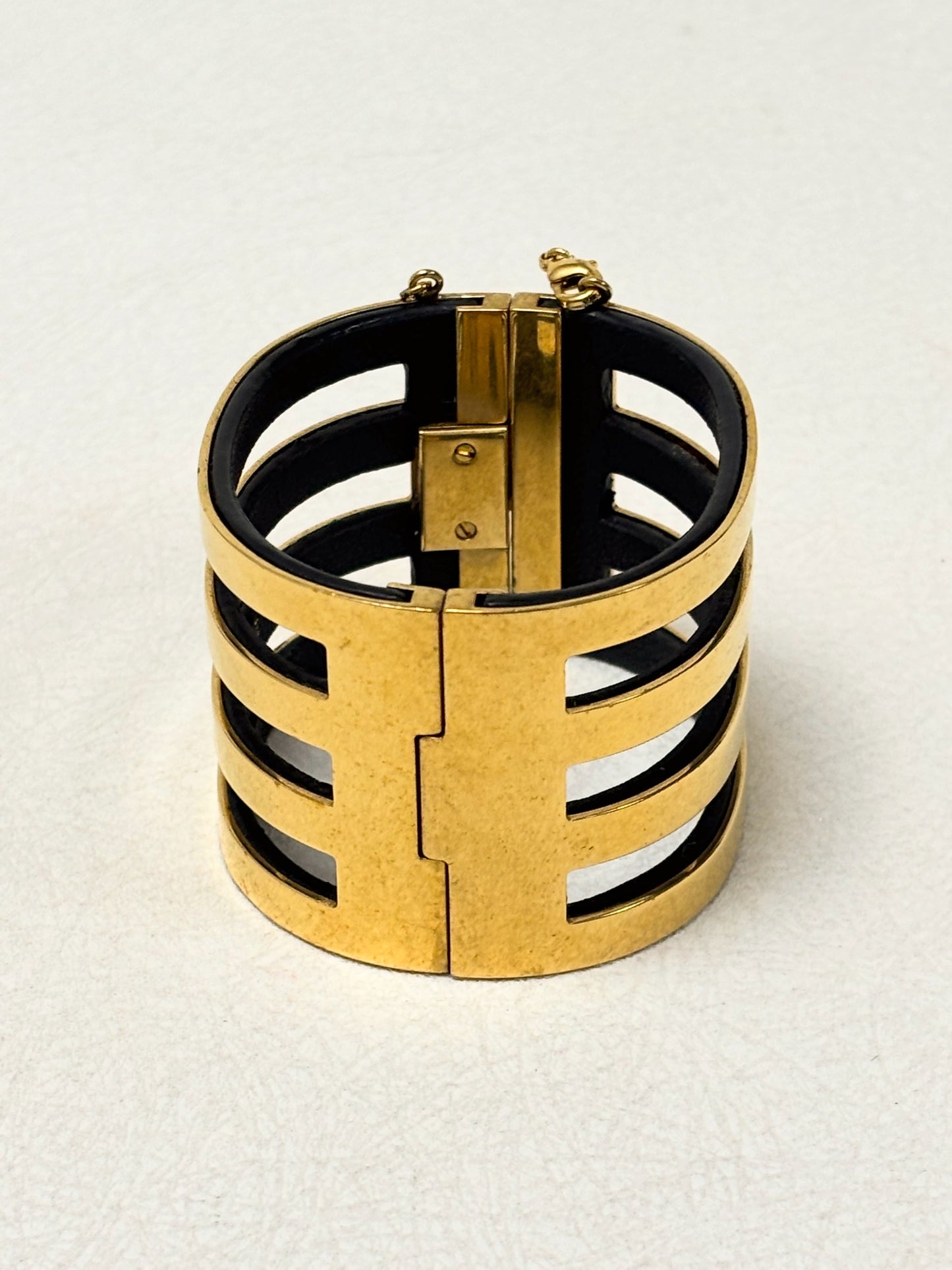 CÉLINE Manchette architecturale minimaliste