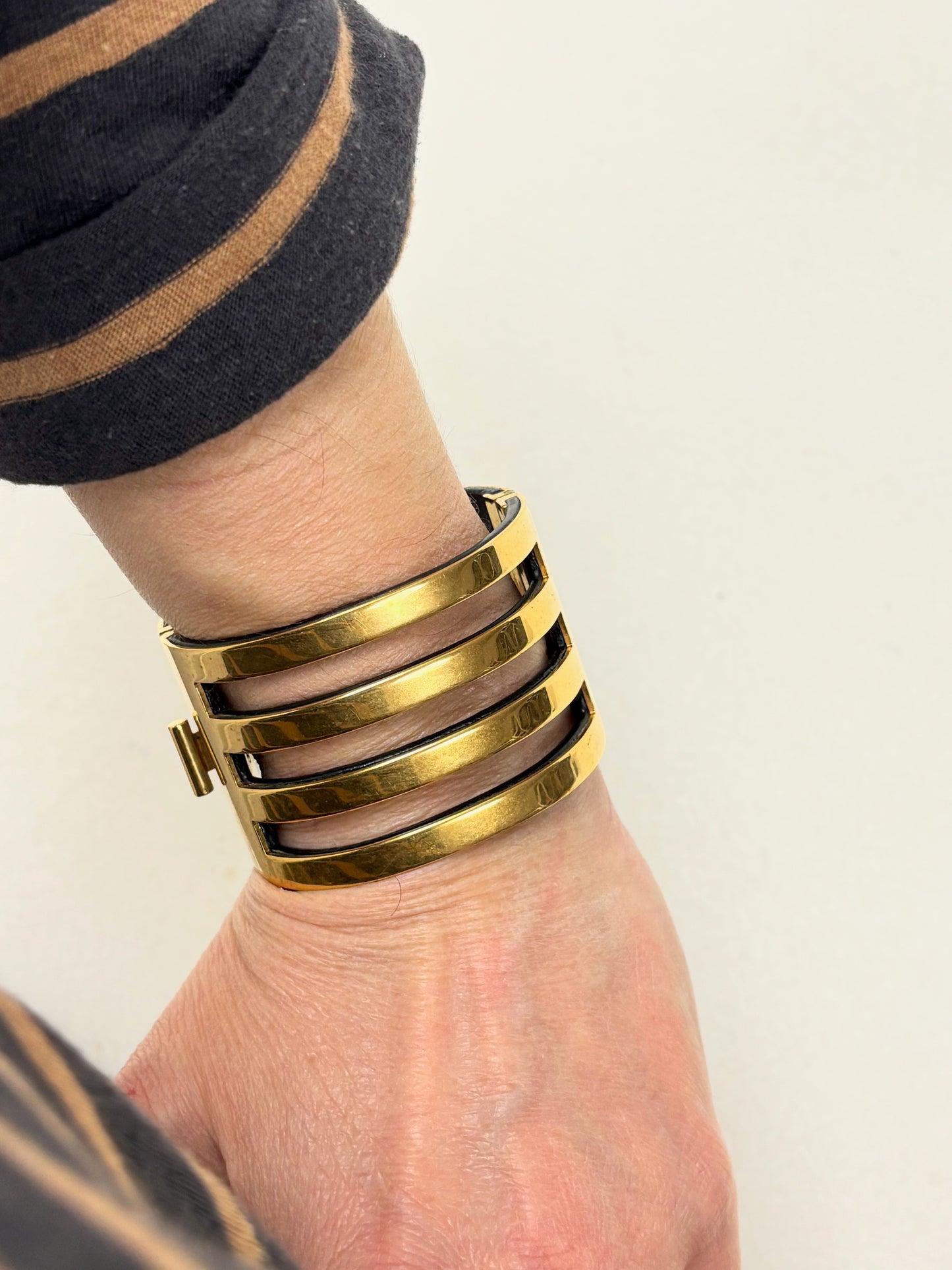 CÉLINE Manchette architecturale minimaliste