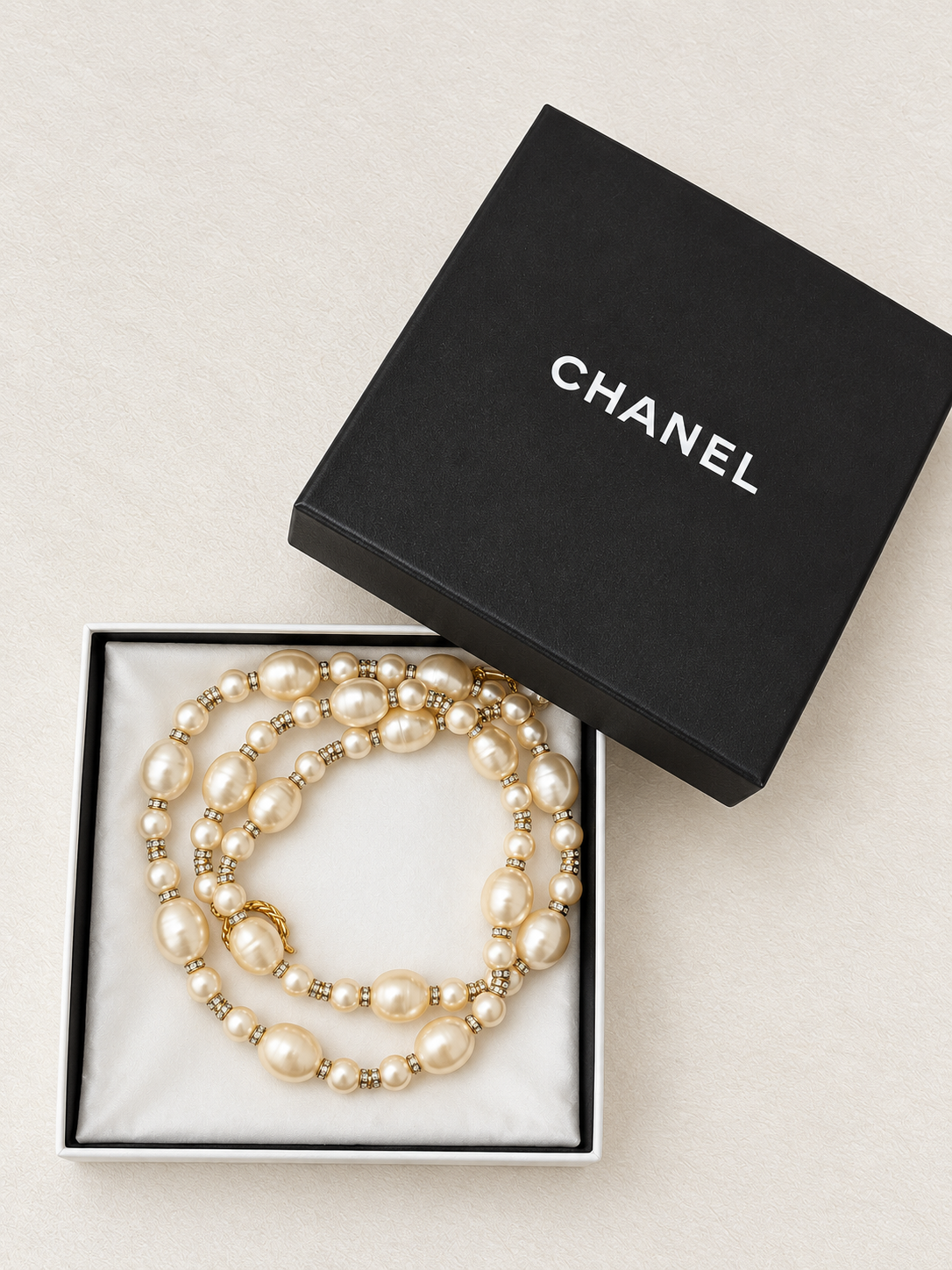 CHANEL Sautoir perles et strass